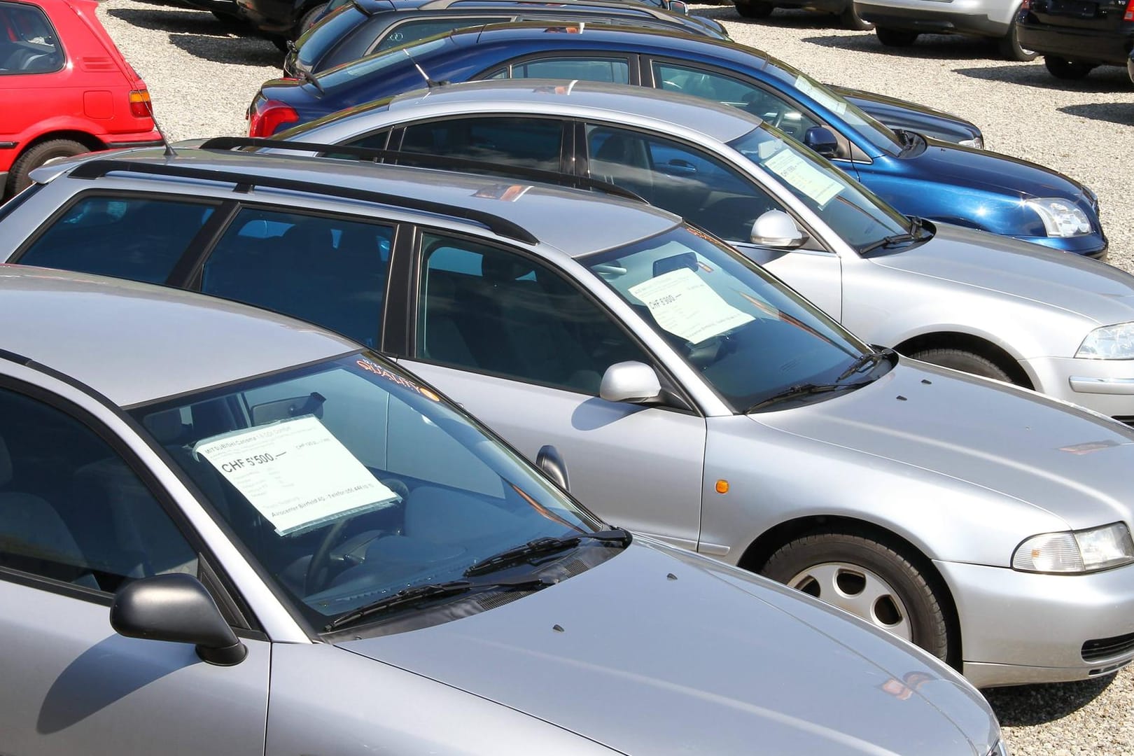 Autos beim Gebrauchtwagen-Händler.