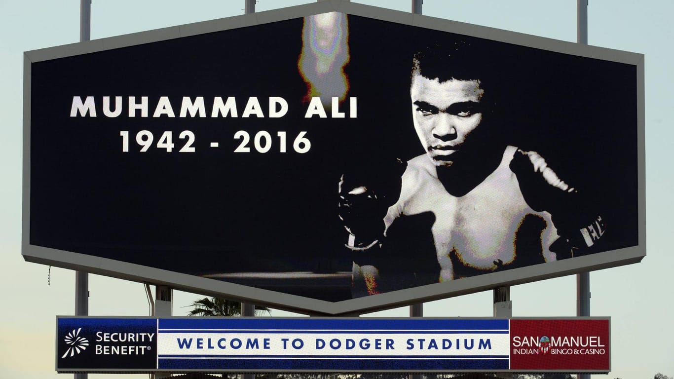 June 4 2016 Los Angeles California U S A moment of silence for Muhammad Ali prior to a Major