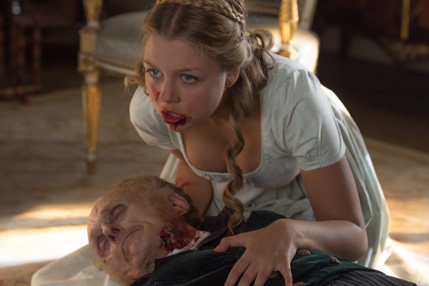 Zombie-Dame beim Nachmittags-Snack.