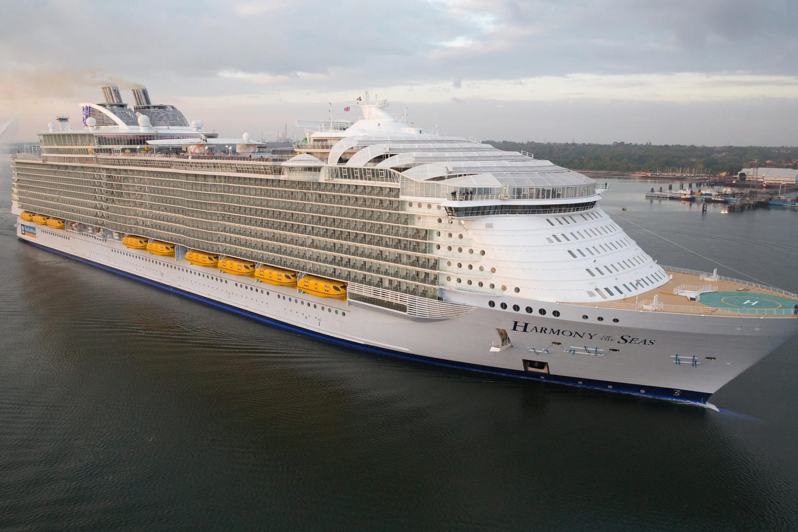 Mehr als 6700 Passagiere fasst die "Harmony of the Seas" - das neue größte Kreuzfahrtschiff der Welt.