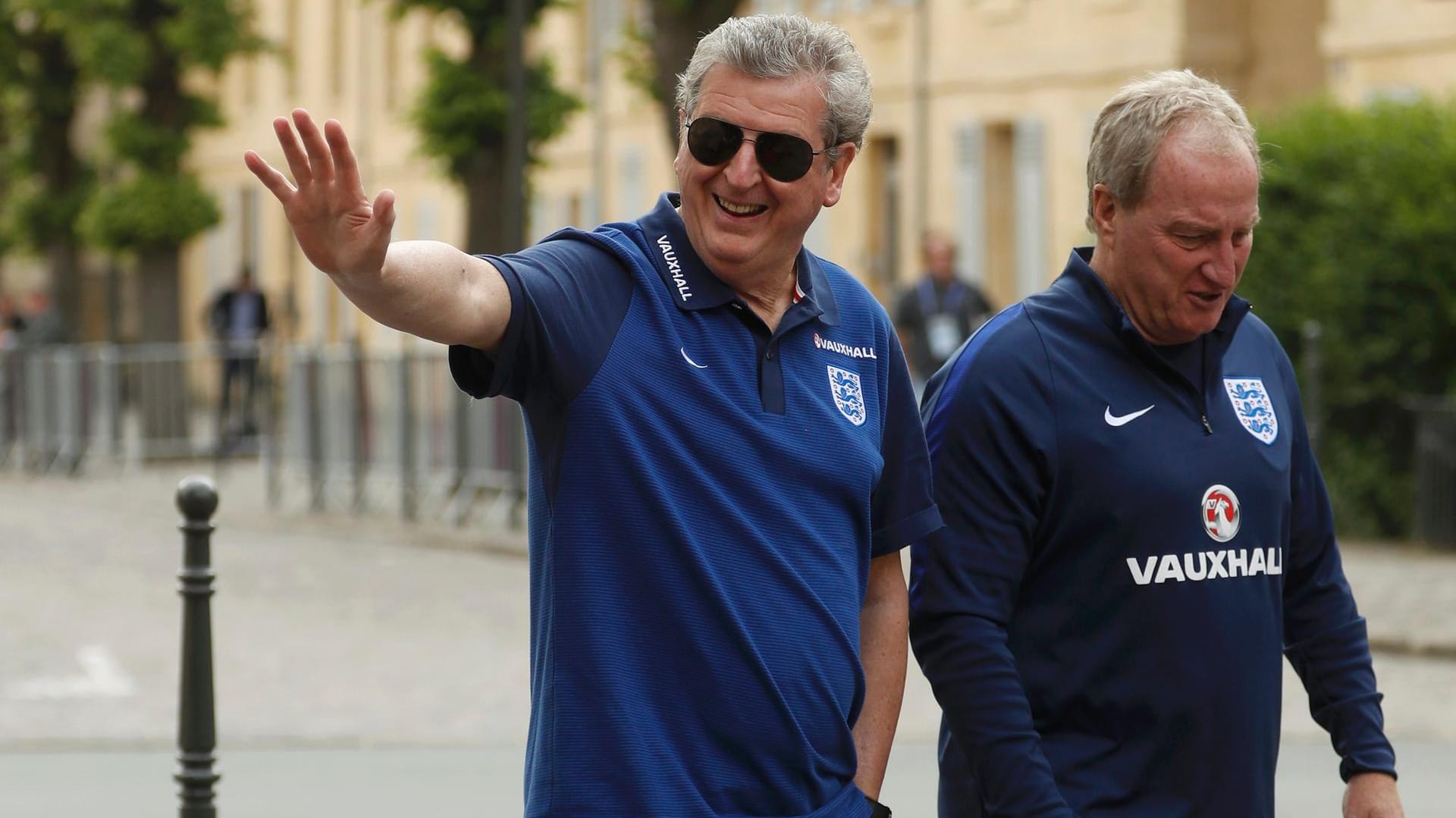 Immer freundlich: Englands Trainer Roy Hodgson ist Laune trotz eines Malheurs seines Assistenten Ray Lewington (rechts) nicht offensichtlich nicht vergangen.