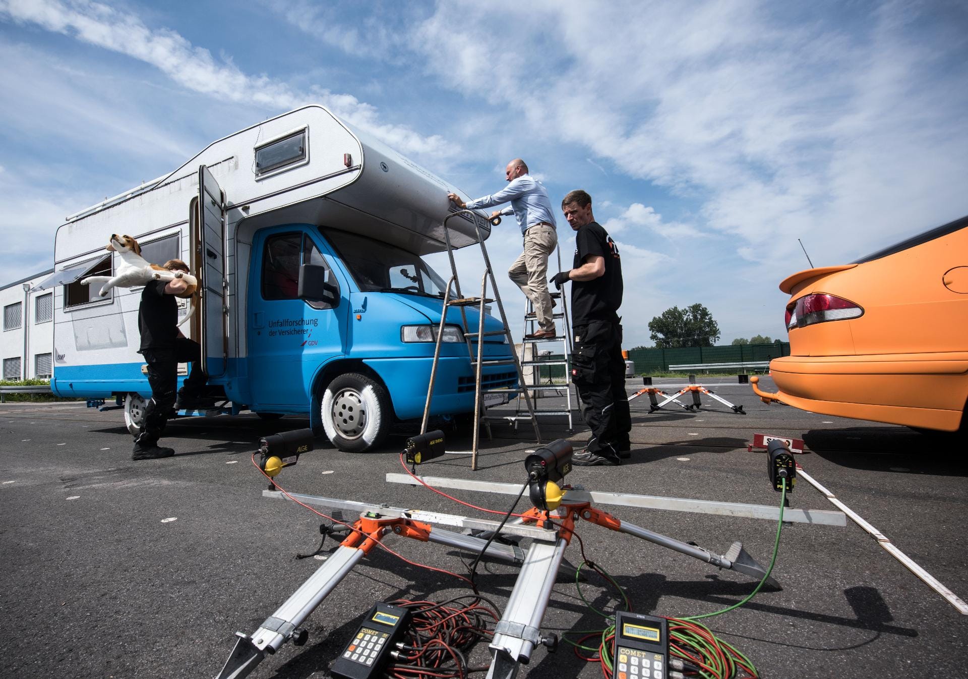 Forscher der Deutschen Versicherungswirtschaft wollen zeigen, was geschieht, wenn ein Campingmobil auf ein stehendes Auto auffährt.
