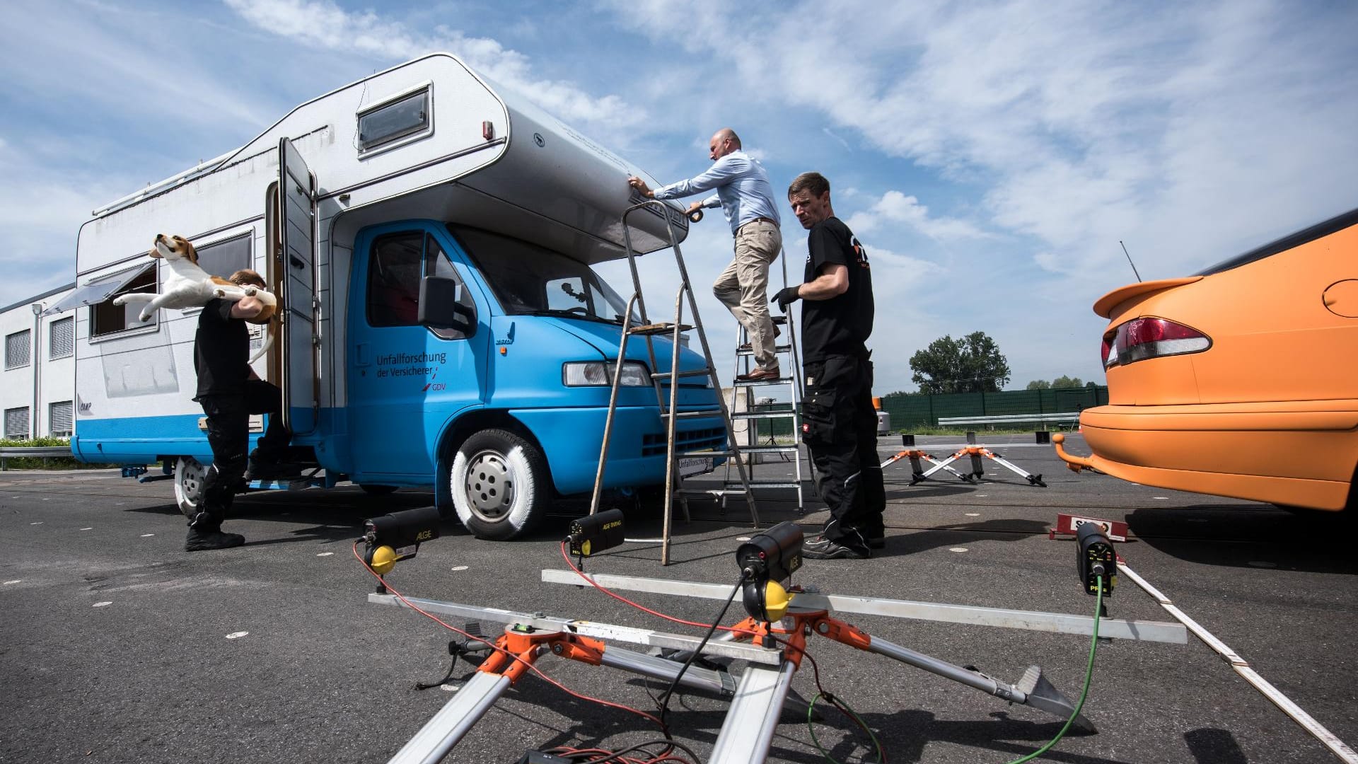 Forscher der Deutschen Versicherungswirtschaft wollen zeigen, was geschieht, wenn ein Campingmobil auf ein stehendes Auto auffährt.