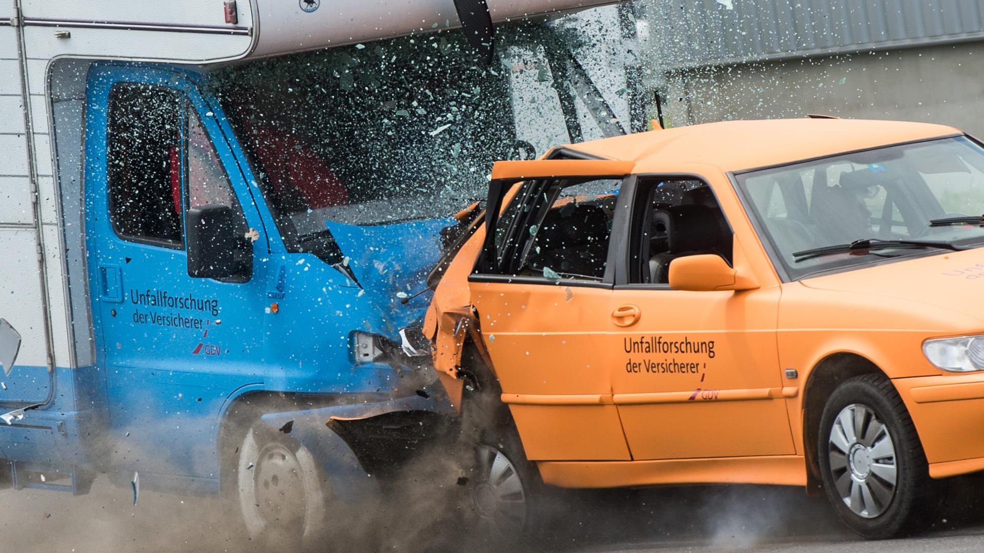 Ein Auffahrunfall ist ein typisches Unfallszenario. Beim Crashtest prallt das Wohnmobil mit rund 70 Stundenkilometern auf ein stehendes Auto.