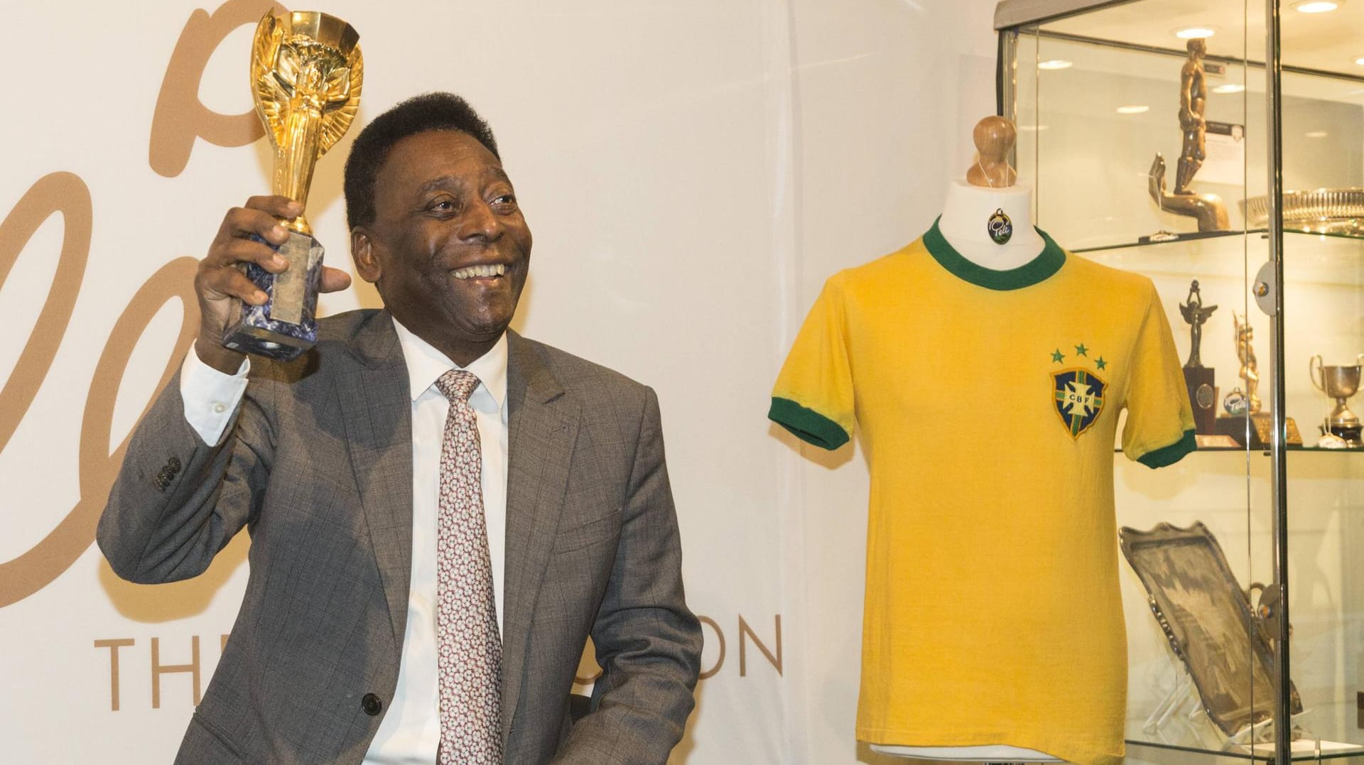 Strahlemann: Pele brachte unter anderem den WM-Pokal von 1970 unter den Hammer.