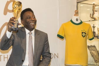 Strahlemann: Pele brachte unter anderem den WM-Pokal von 1970 unter den Hammer.