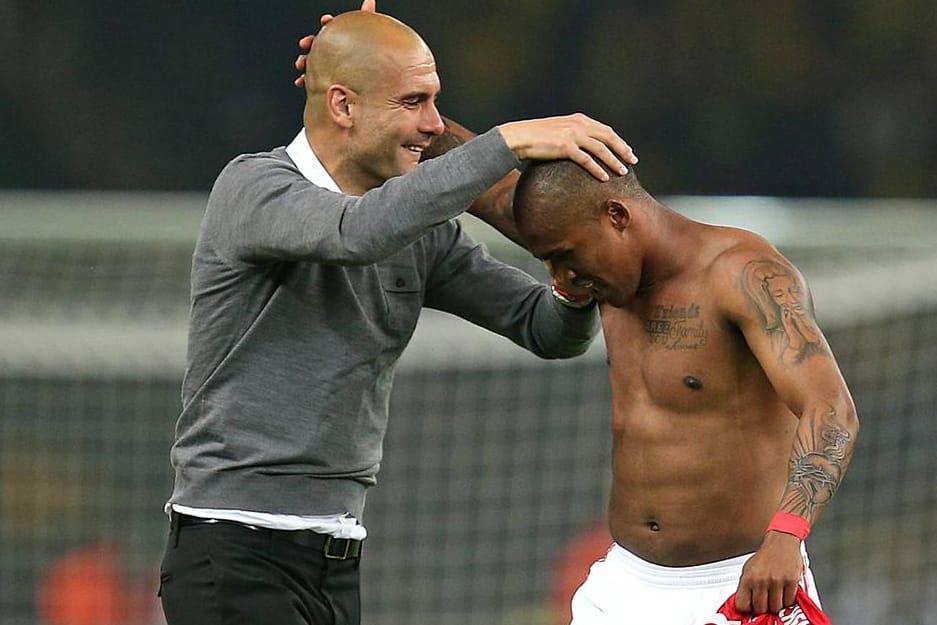 Pep Guardiola (links) und Douglas Costa, hier beim Pokal-Triumph der Bayern vor wenigen Wochen.