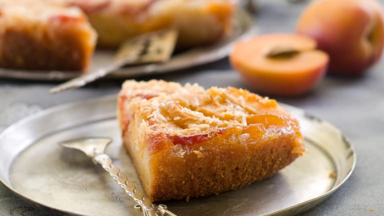 Dieses Rezept für Aprikosenkuchen ist simpel - und lässt sich natürlich verfeinern, zum Beispiel mit leckeren Mandelsplittern.