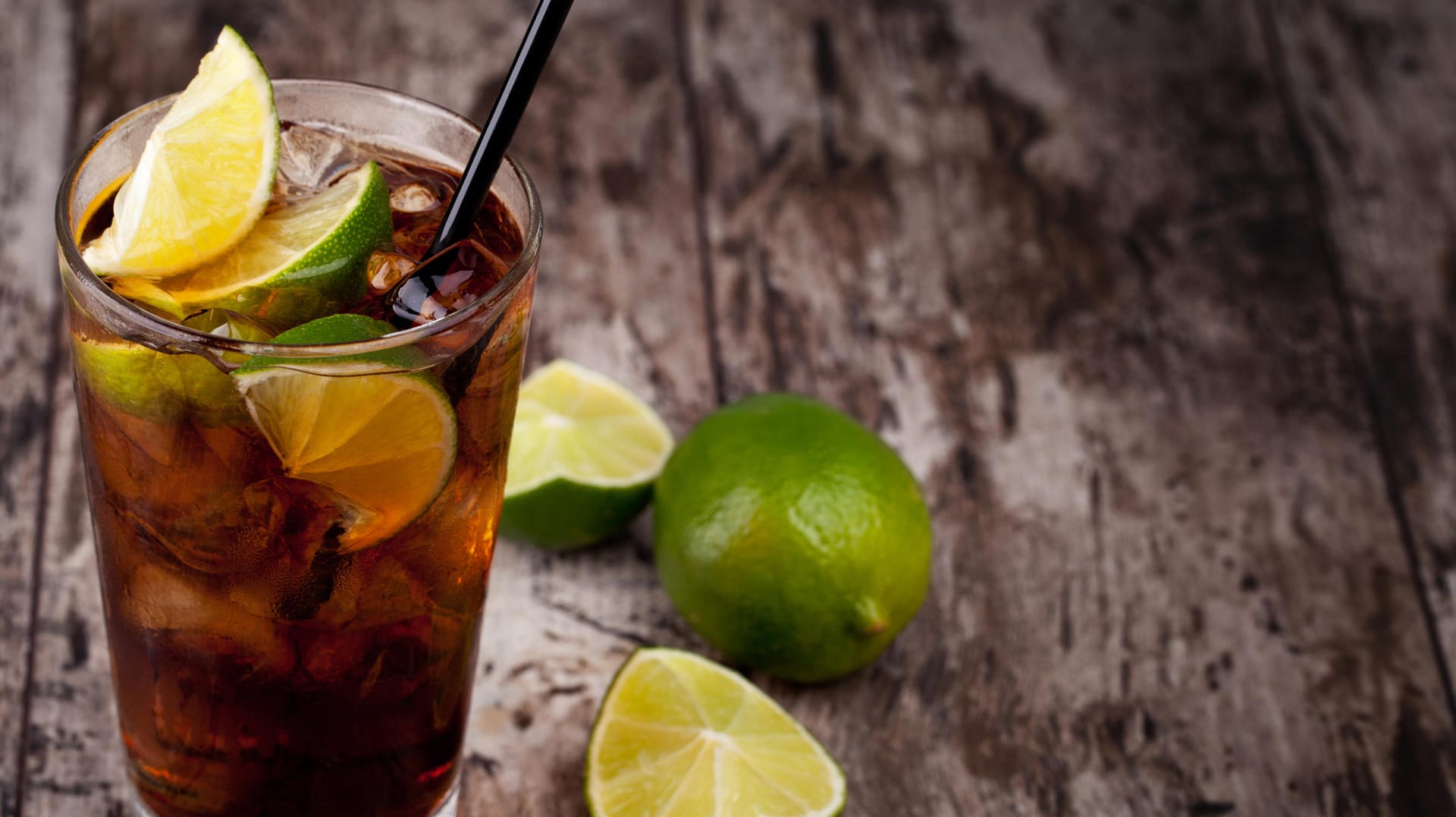 Ein Hauch Karibik und eine Prise "Revolución": Cuba Libre schmeckt natürlich immer - aber besonders gut im Sommer.