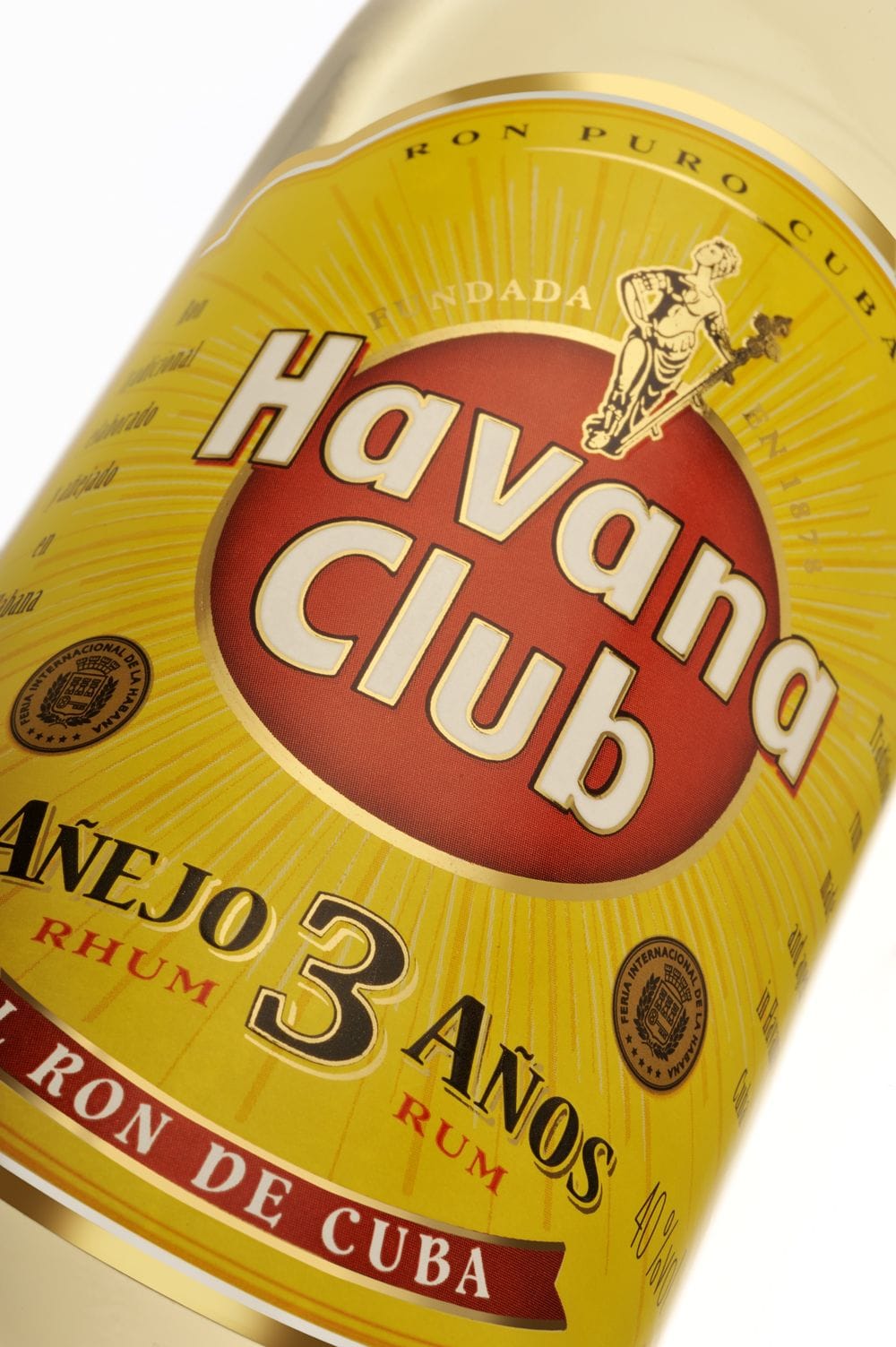 Für einen guten Cuba Libre ist ein leichter weißer Rum ideal. Bestenfalls sollte es auch eine kubanische Spirituose sein. Das wäre beispielsweise Havana Club 3 Años.