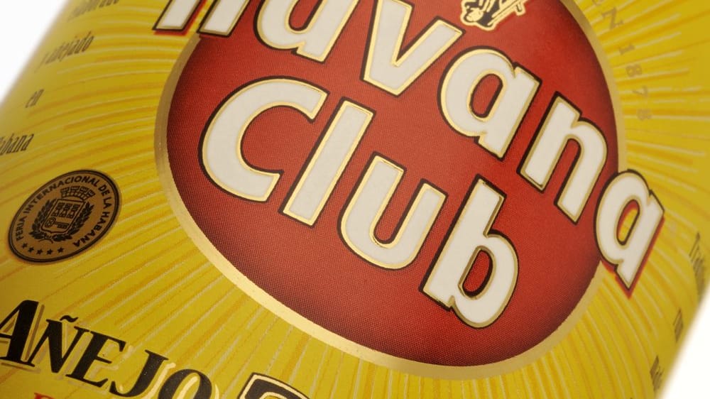 Für einen guten Cuba Libre ist ein leichter weißer Rum ideal. Bestenfalls sollte es auch eine kubanische Spirituose sein. Das wäre beispielsweise Havana Club 3 Años.