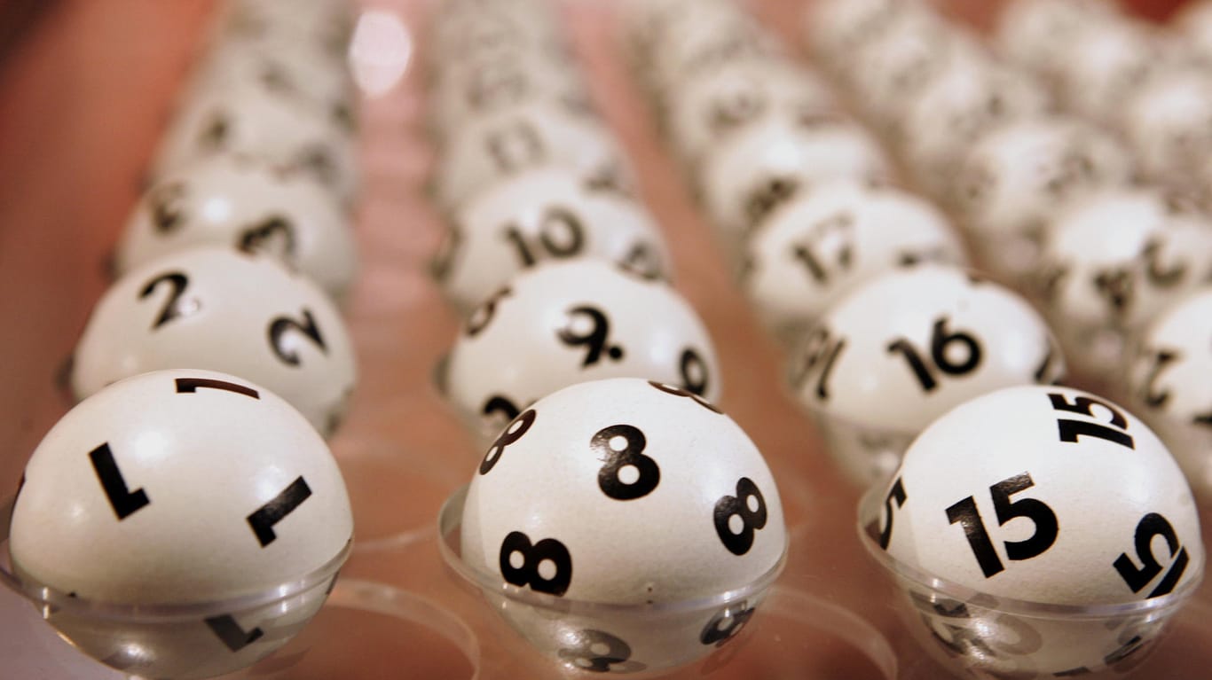 Die Kugeln für die Ziehung der Lottozahlen liegen bereit. Beim Online-Lotto hat ein Spieler viermal dieselben Zahlen getippt - und viermal gewonnen.