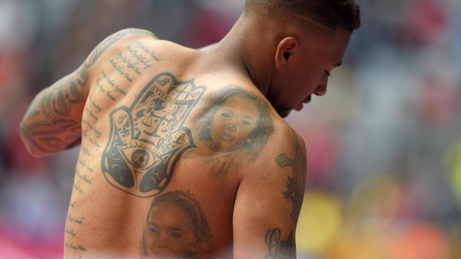 Jerome Boateng zeigt seinen tätowierten Rücken.