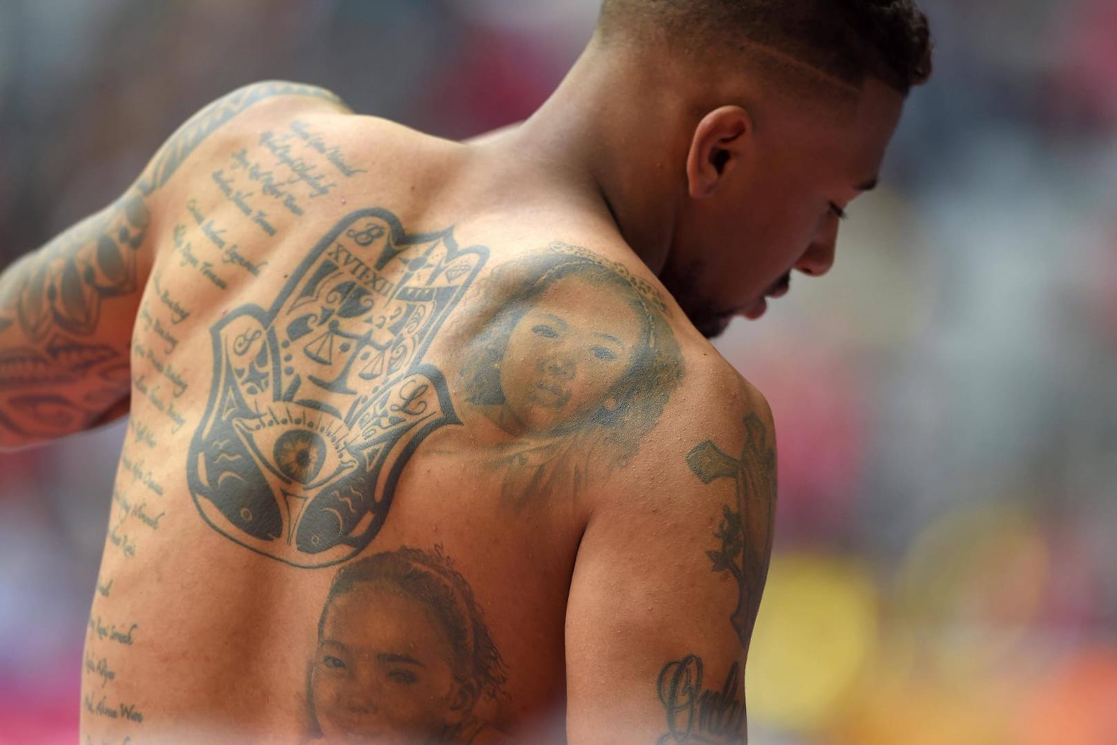 Jerome Boateng zeigt seinen tätowierten Rücken.