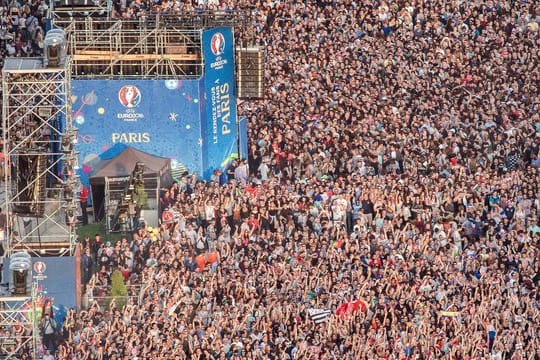 Zum Konzert des DJs strömten die Fans.
