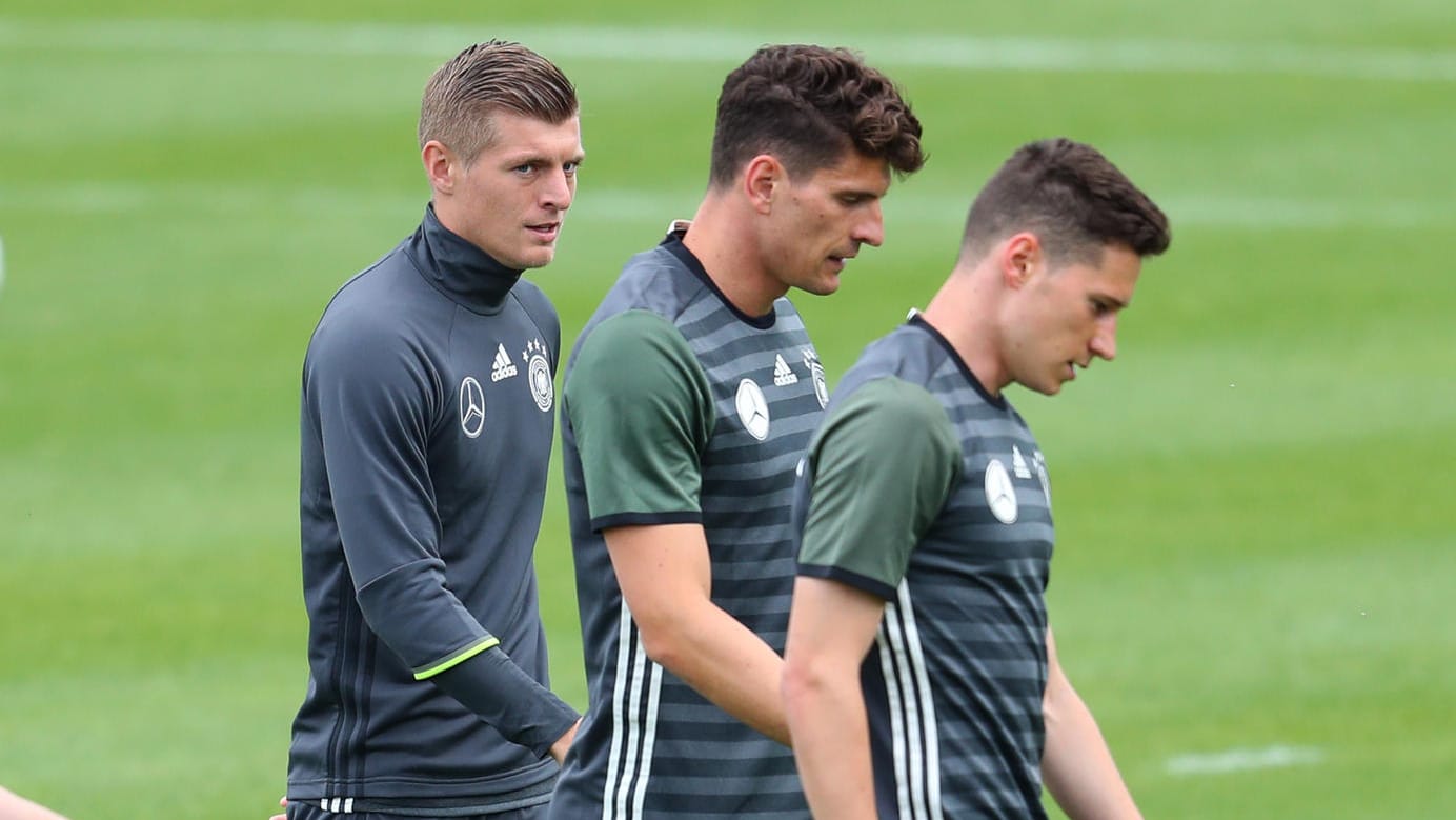 Das Thema Sicherheit steckt auch im Kopf: Toni Kroos, Mario Gomez und Julian Draxler (v.li.) bim Training in Evian. Das Thema Sicherheit steckt auch im Kopf: Toni Kroos, Mario Gomez und Julian Draxler (v.li.) bim Training in Evian.