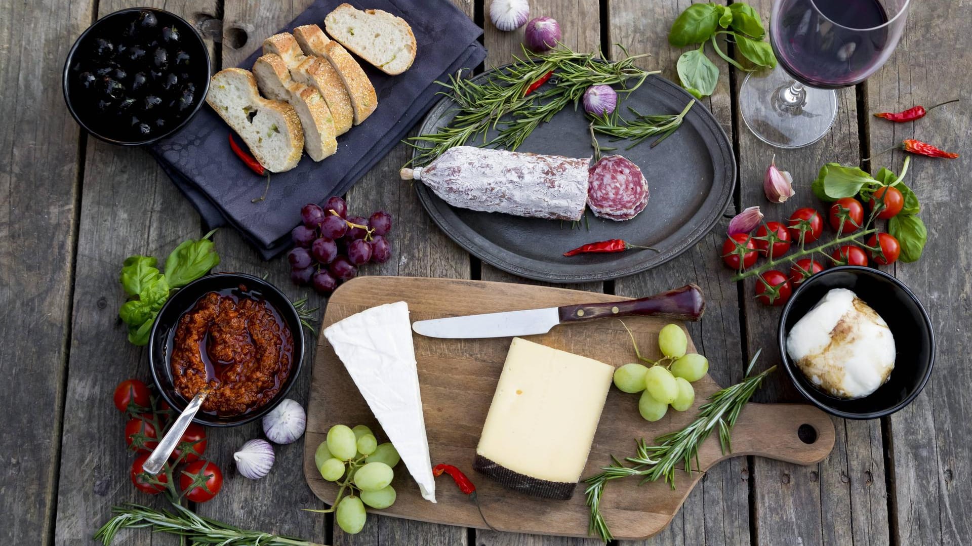 Bruschetta lässt sich mit zahlreichen Zutaten herstellen, ganz nach dem eigenen Geschmack.