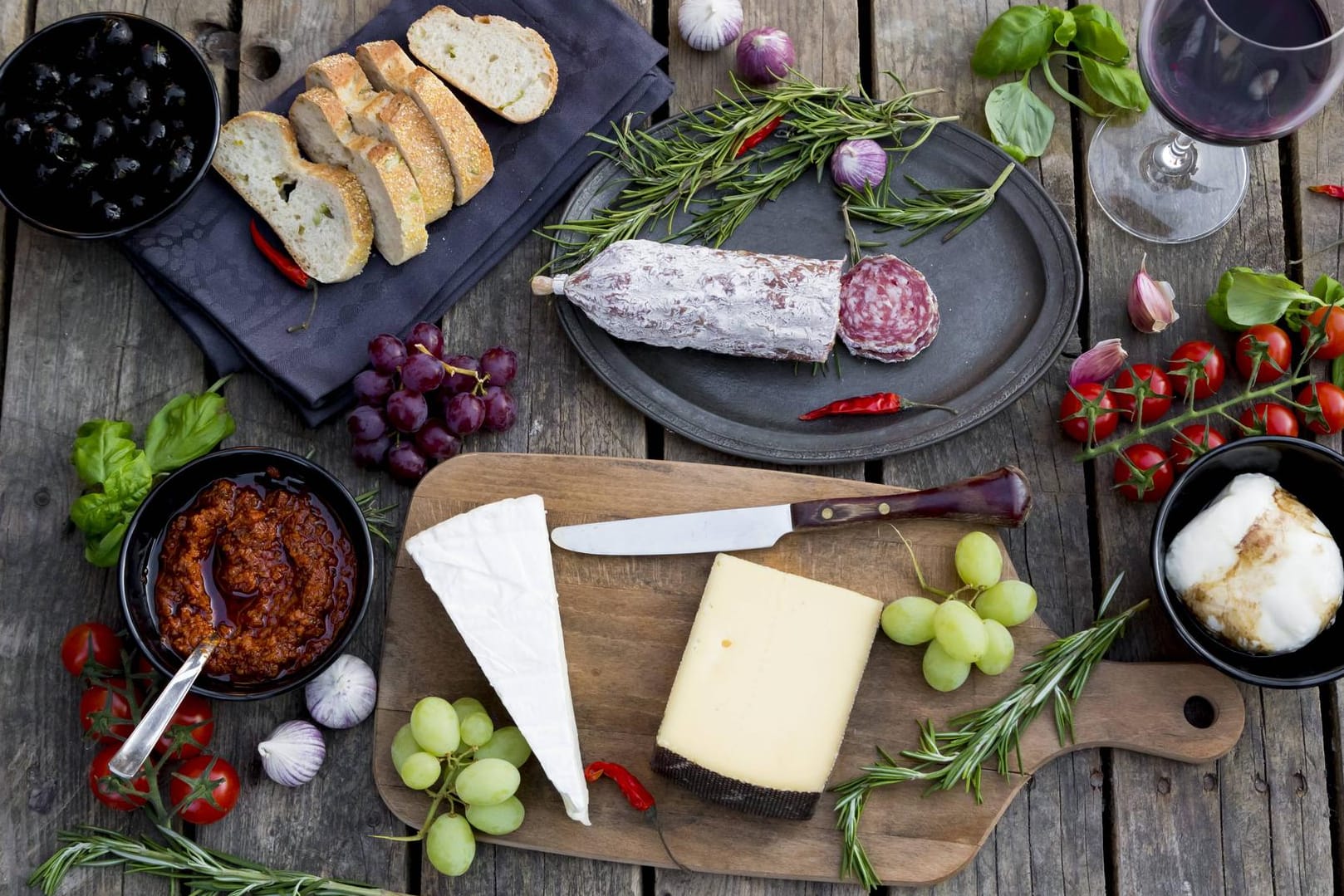 Bruschetta lässt sich mit zahlreichen Zutaten herstellen, ganz nach dem eigenen Geschmack.