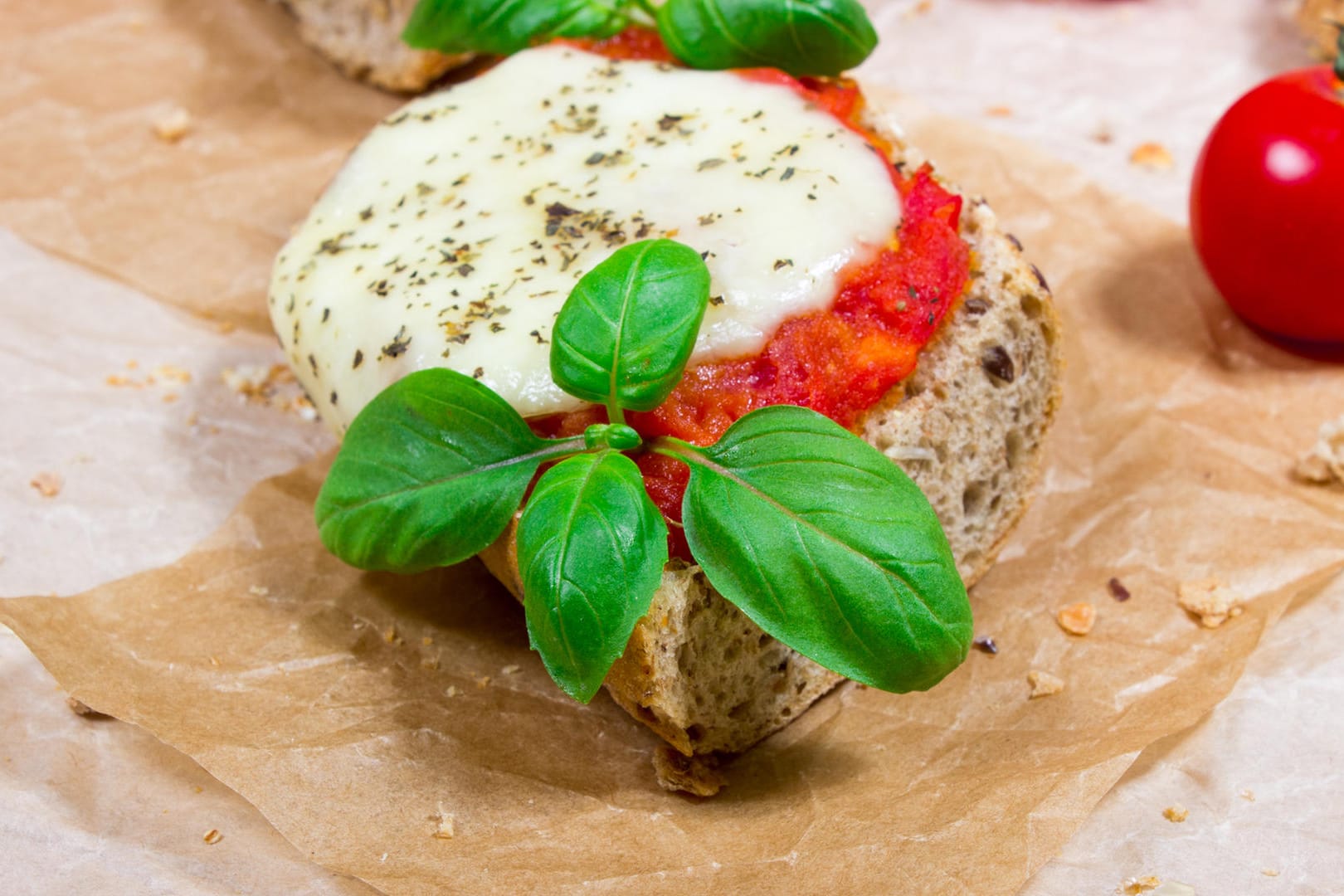 Bruschetta kommt klassisch ohne Käse aus - diese Variante mit Mozzarella wird Sie deshalb umso mehr begeistern.