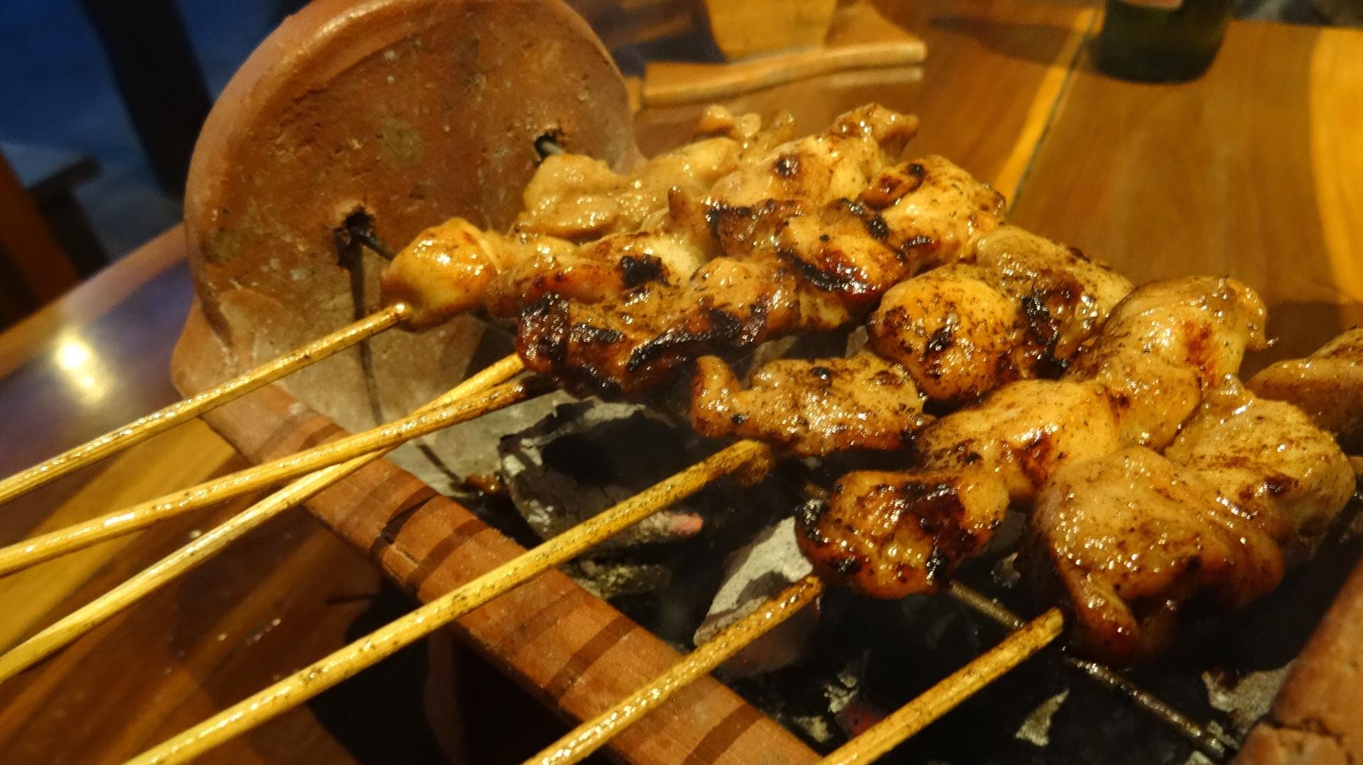 Die gegrillten Sate-Spieße sind besonders in Südostasien ein beliebter Snack.