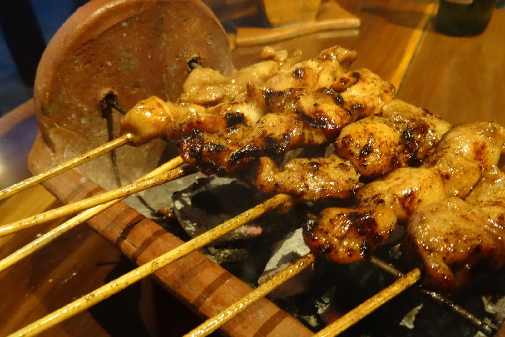 Die gegrillten Sate-Spieße sind besonders in Südostasien ein beliebter Snack.