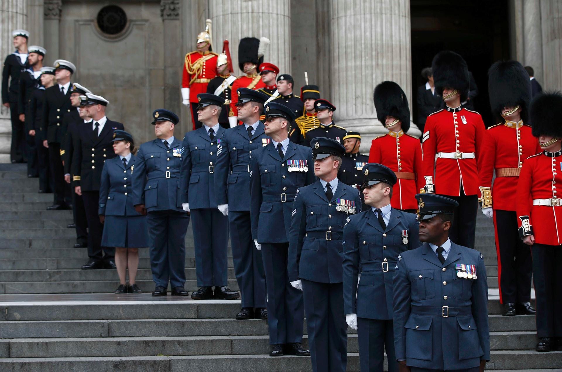 Großer Bahnhof für die Queen: Am Freitag, 10. Juni 2016, begannen die dreitägigen Feierlichkeiten zu Elizabeths 90. Geburtstag in London. Mitglieder der Streitkräfte säumten die Stufen vor der St. Paul's Cathedral, in der ein Dankgottesdienst stattfand.