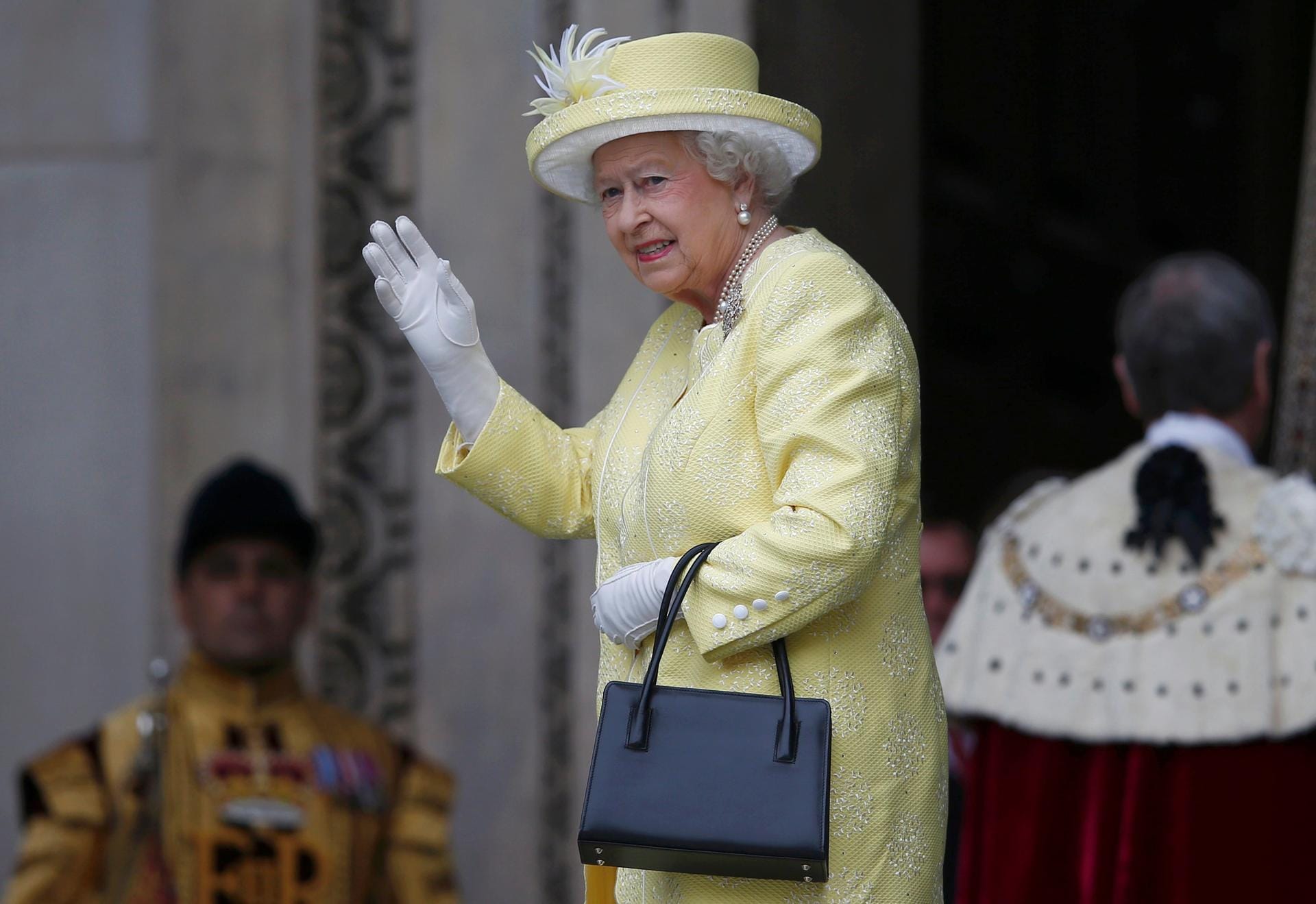 Die Queen erschien in strahlendem Gelb.