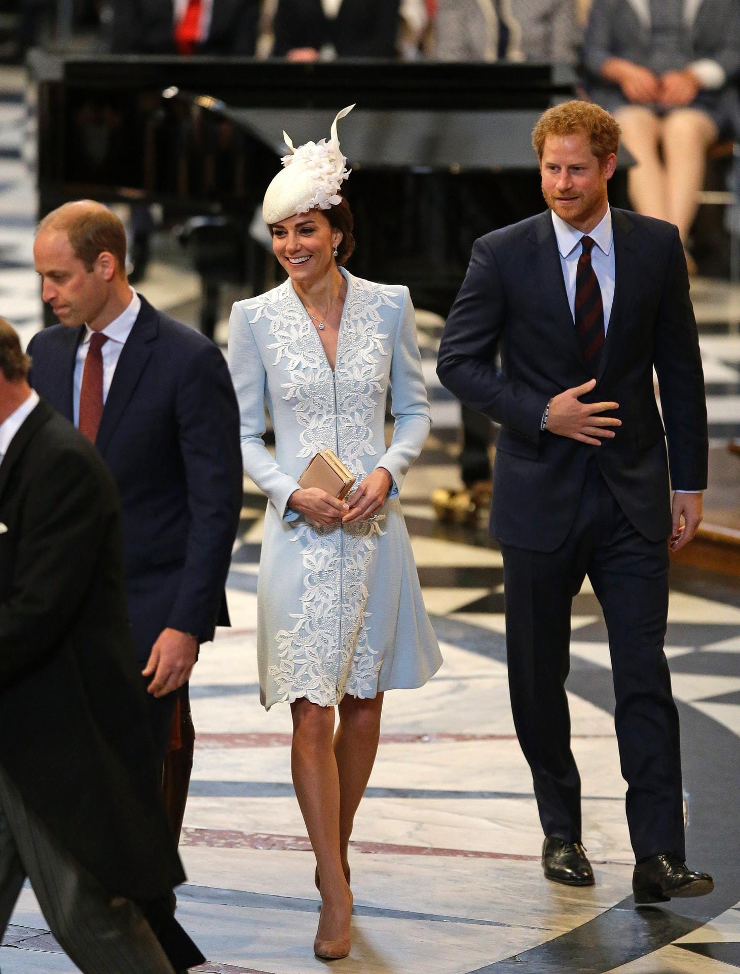 Prinz William, seine Frau Kate und Prinz Harry auf dem Weg zu ihren Plätzen.