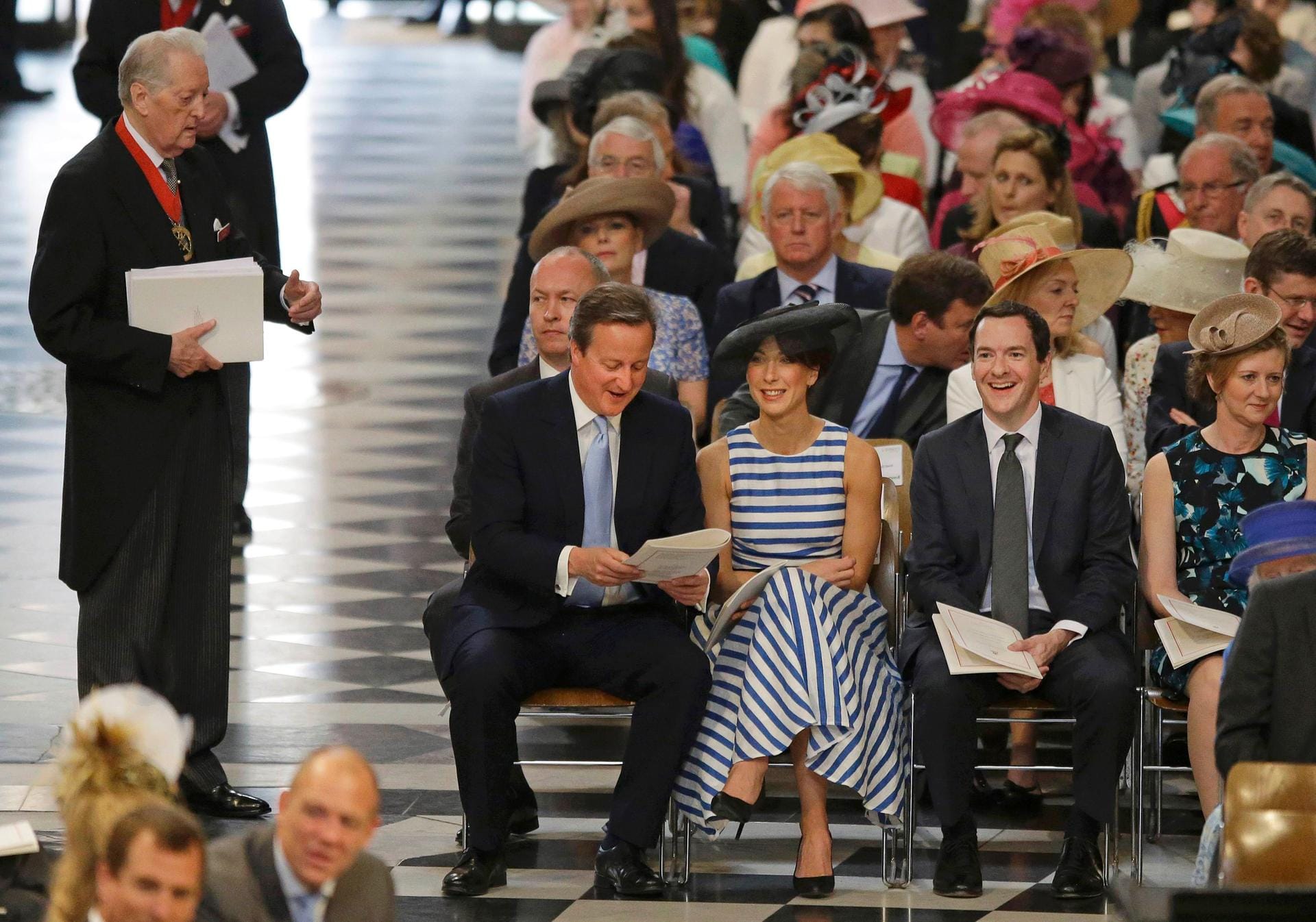Der britische Premierminister David Cameron (li.) schien sich über das Programm zu freuen. Neben ihm sitzt seine Frau Samantha, daneben wiederum der Schatzkanzler bzw. Finanzminister George Osborne.