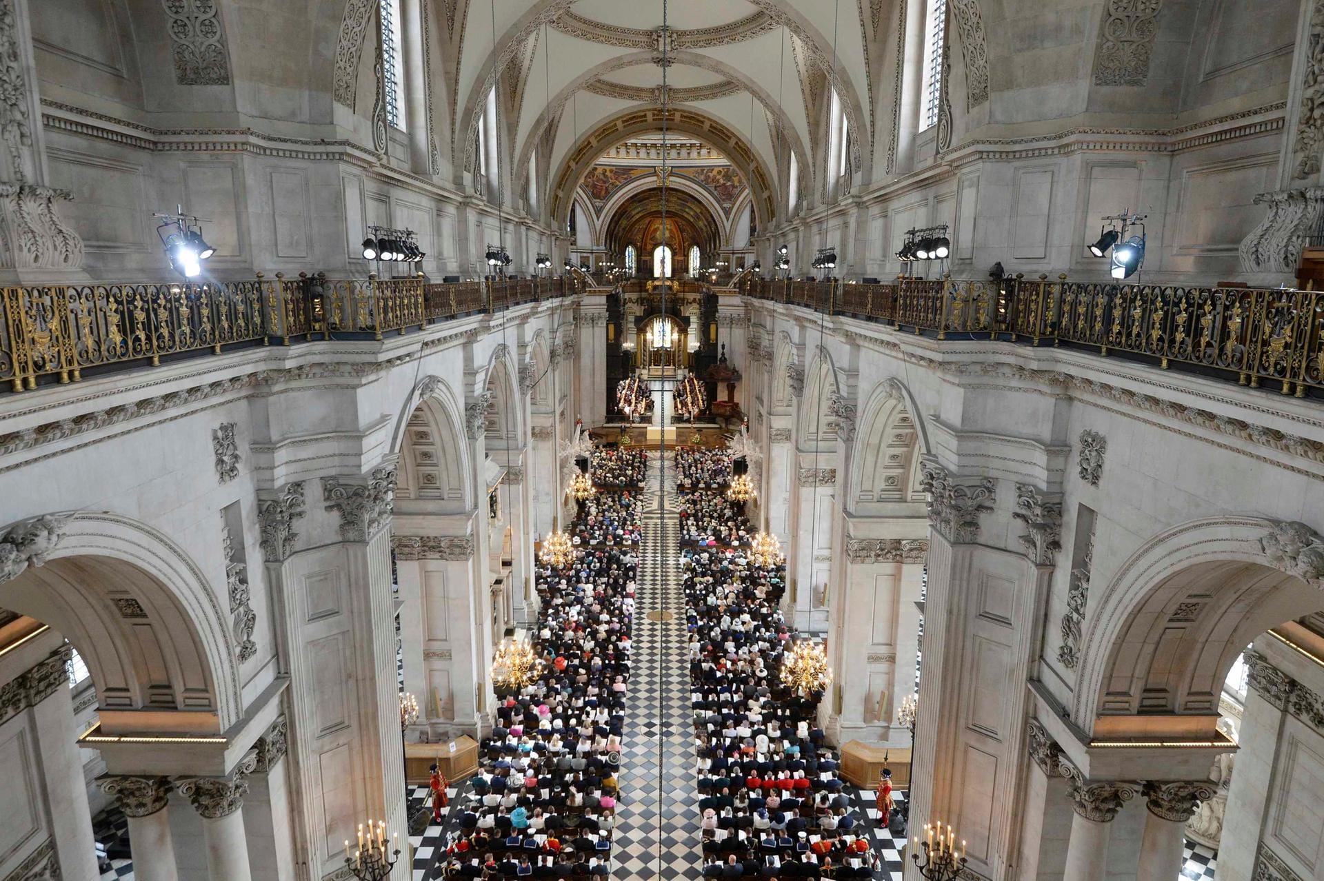 Eindrucksvolle Kulisse: Der Innenraum der St. Paul's Cathedral in London von oben.