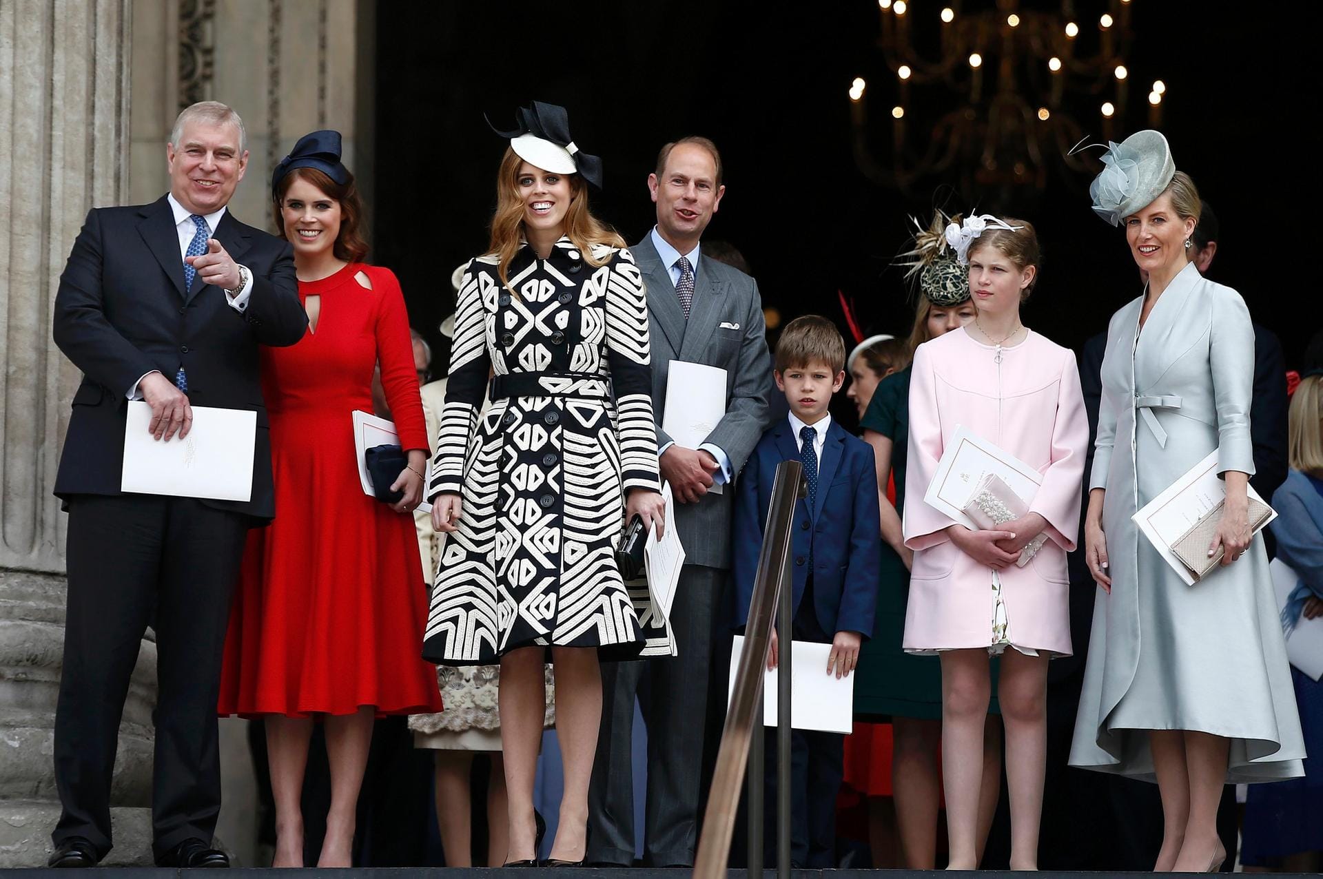 Gruppenbild mit Royals: Prinz Andrew (li.) mit Eugenie und Beatrice sowie Prinz Edward (Mitte) und seine Frau Sophie (re.) mit ihren Kindern.