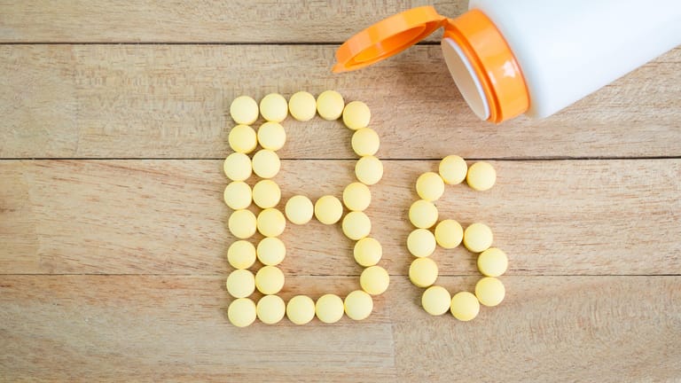 Zuviel Vitamin B6 durch Nahrungsergänzungsmittel kann für den Körper schädlich sein.