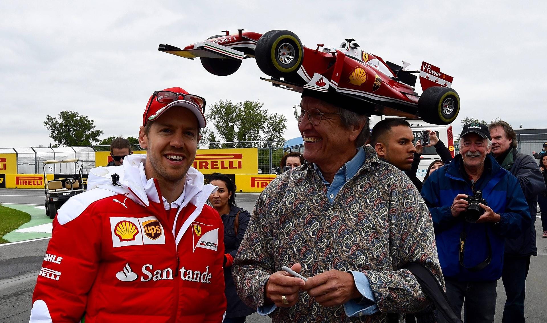 Treffen mit dem Top-Fahrer seines Lieblingsteams: Ein Ferrari-Fan hat es bis zu Sebastian Vettel geschafft.