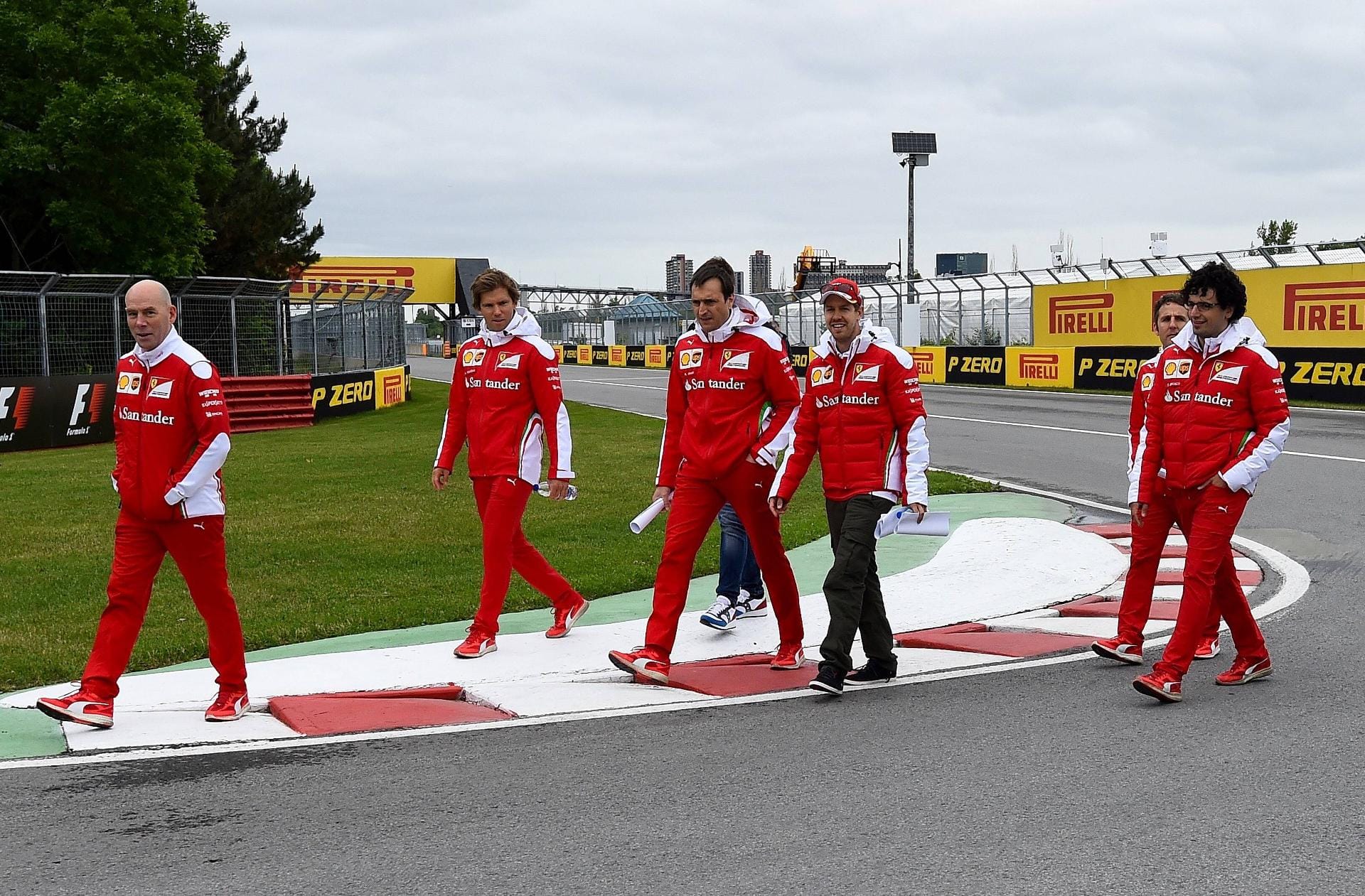 Es ist frisch in Montreal am Freitagmorgen. Sebastian Vettel und sein Team sind aber kleidungstechnisch gut vorbereitet.