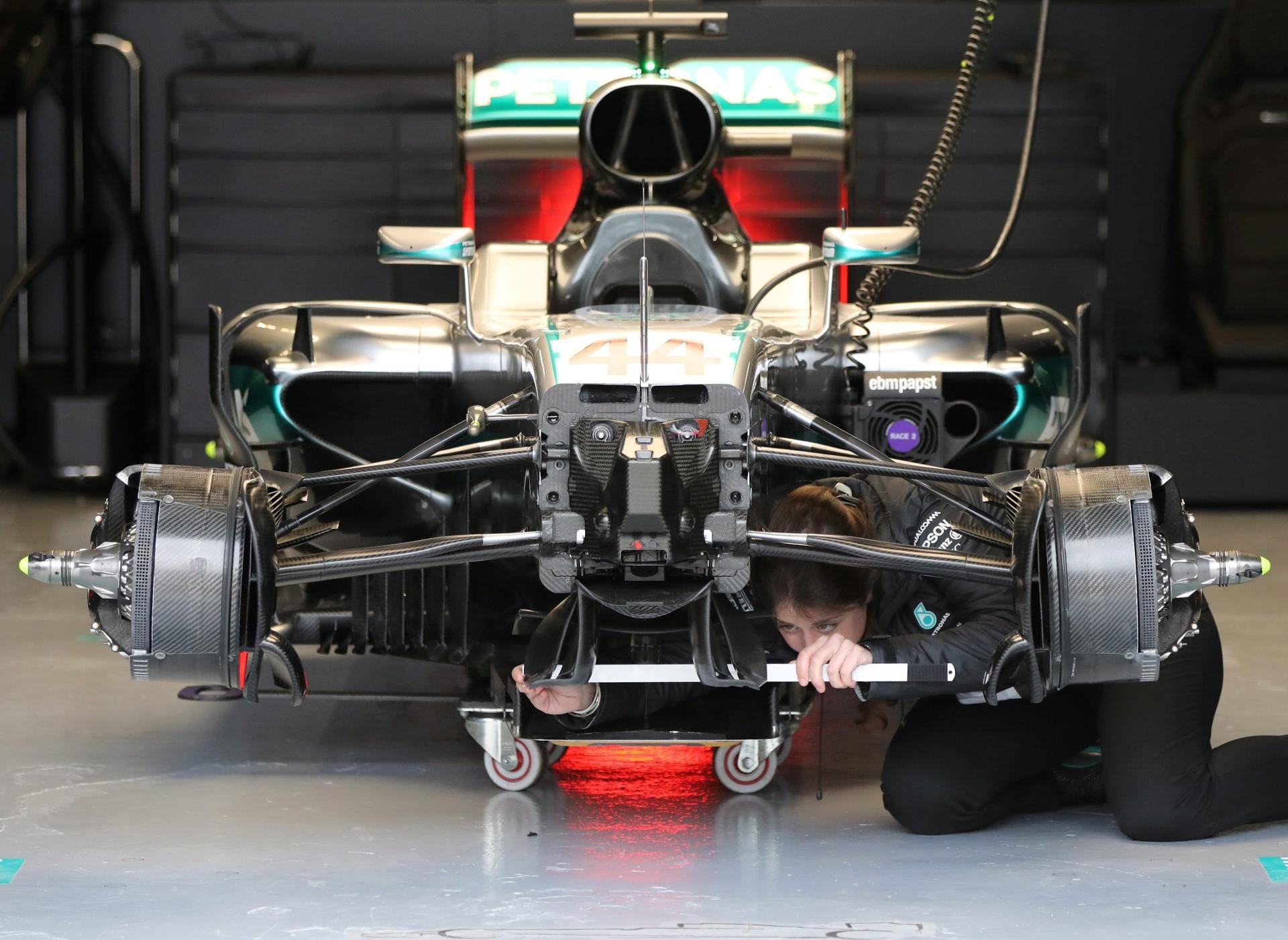 Maßarbeit: Eine Mechanikerin überprüft das Auto von Lewis Hamilton.