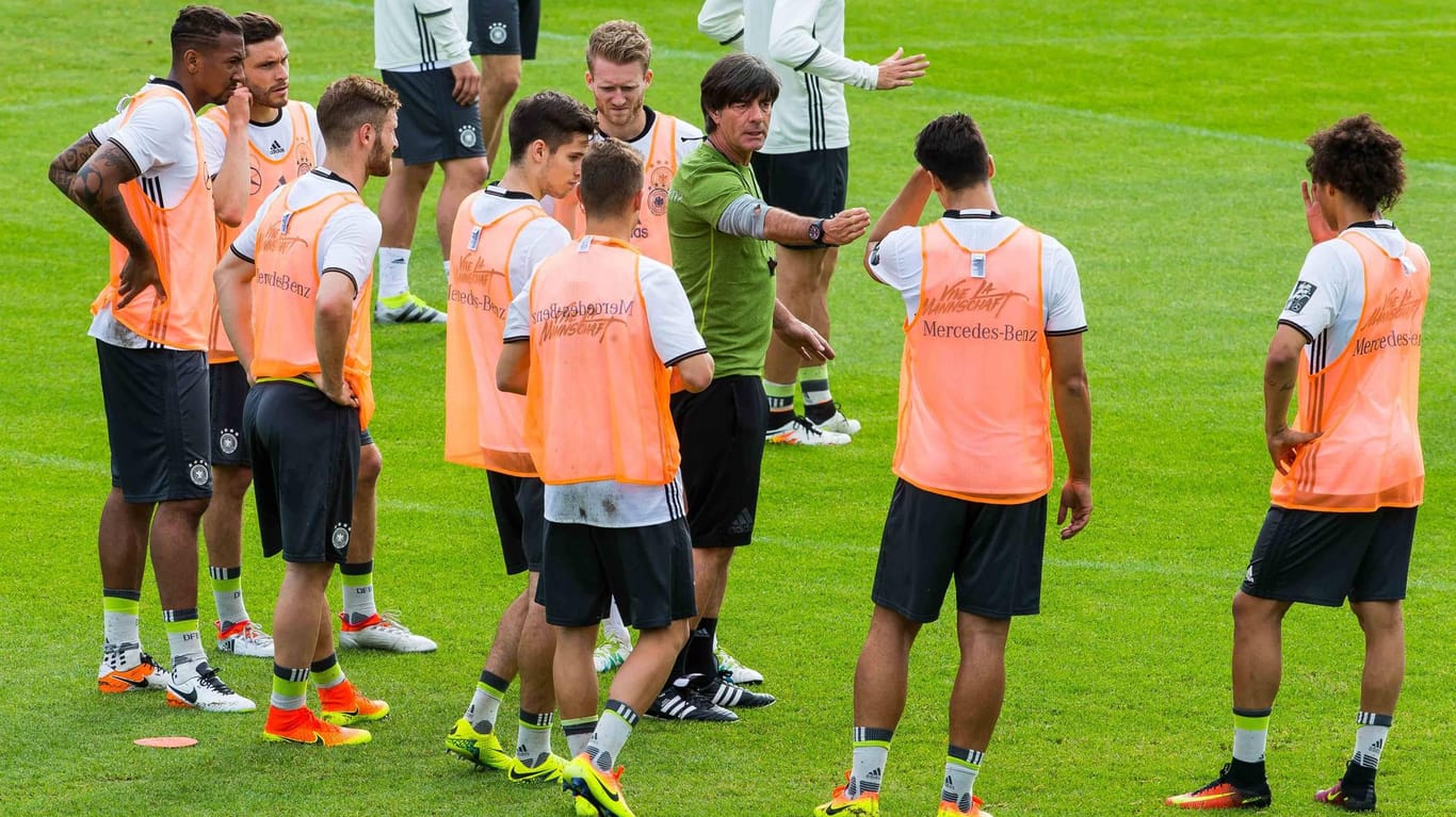 Bundestrainer Joachim Löw (Mitte) instruiert die deutschen Nationalspieler.