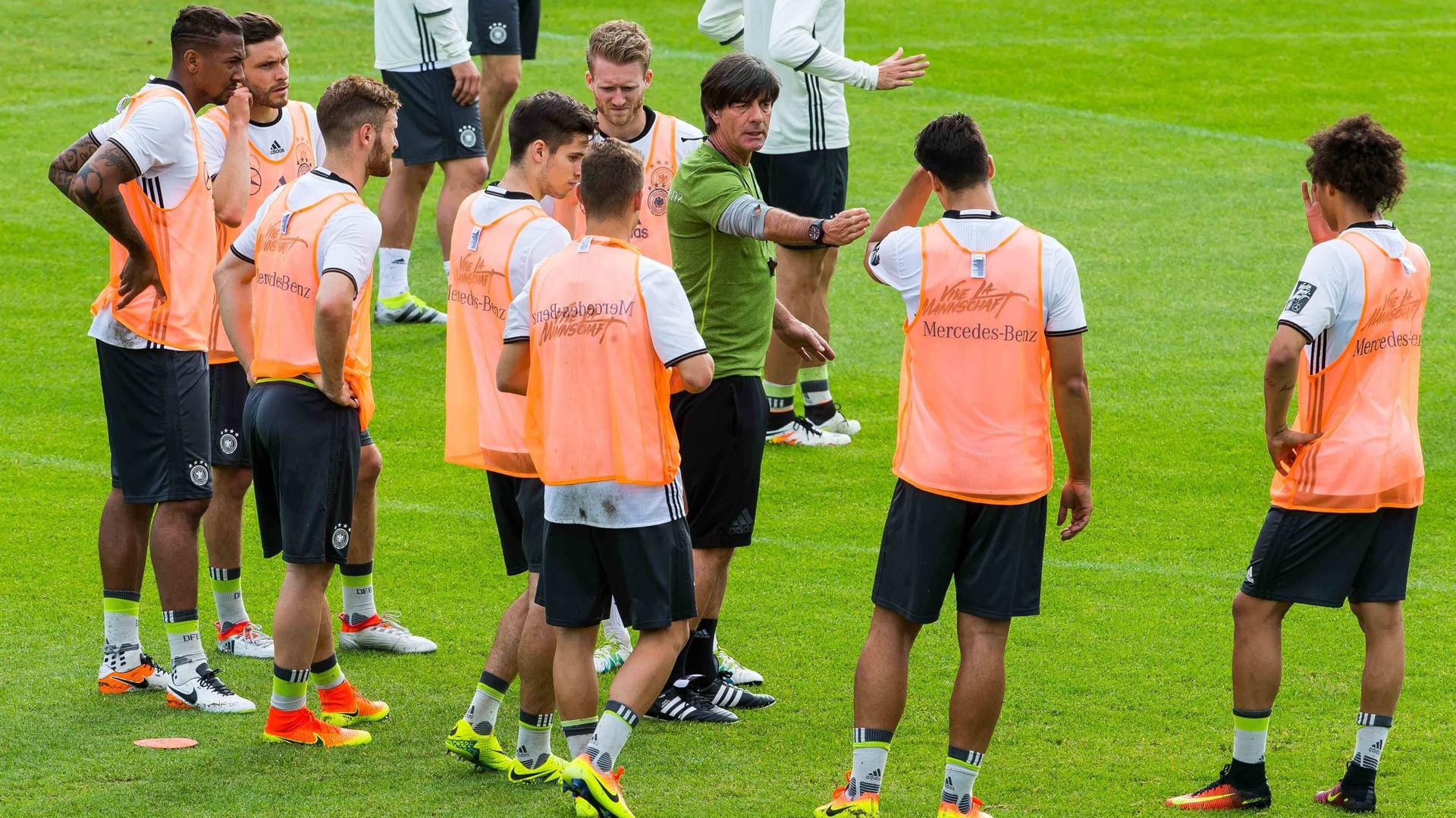 Bundestrainer Joachim Löw (Mitte) instruiert die deutschen Nationalspieler. Bundestrainer Joachim Löw (Mitte) instruiert die deutschen Nationalspieler.