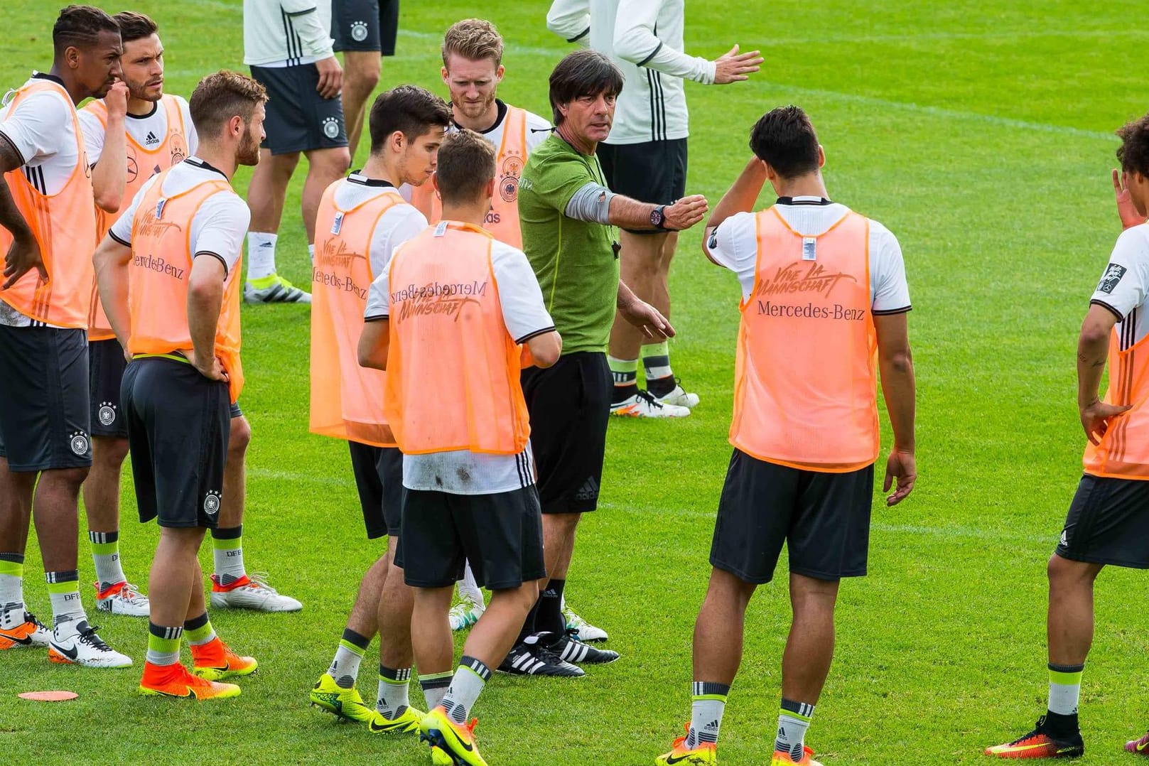 Bundestrainer Joachim Löw (Mitte) instruiert die deutschen Nationalspieler.