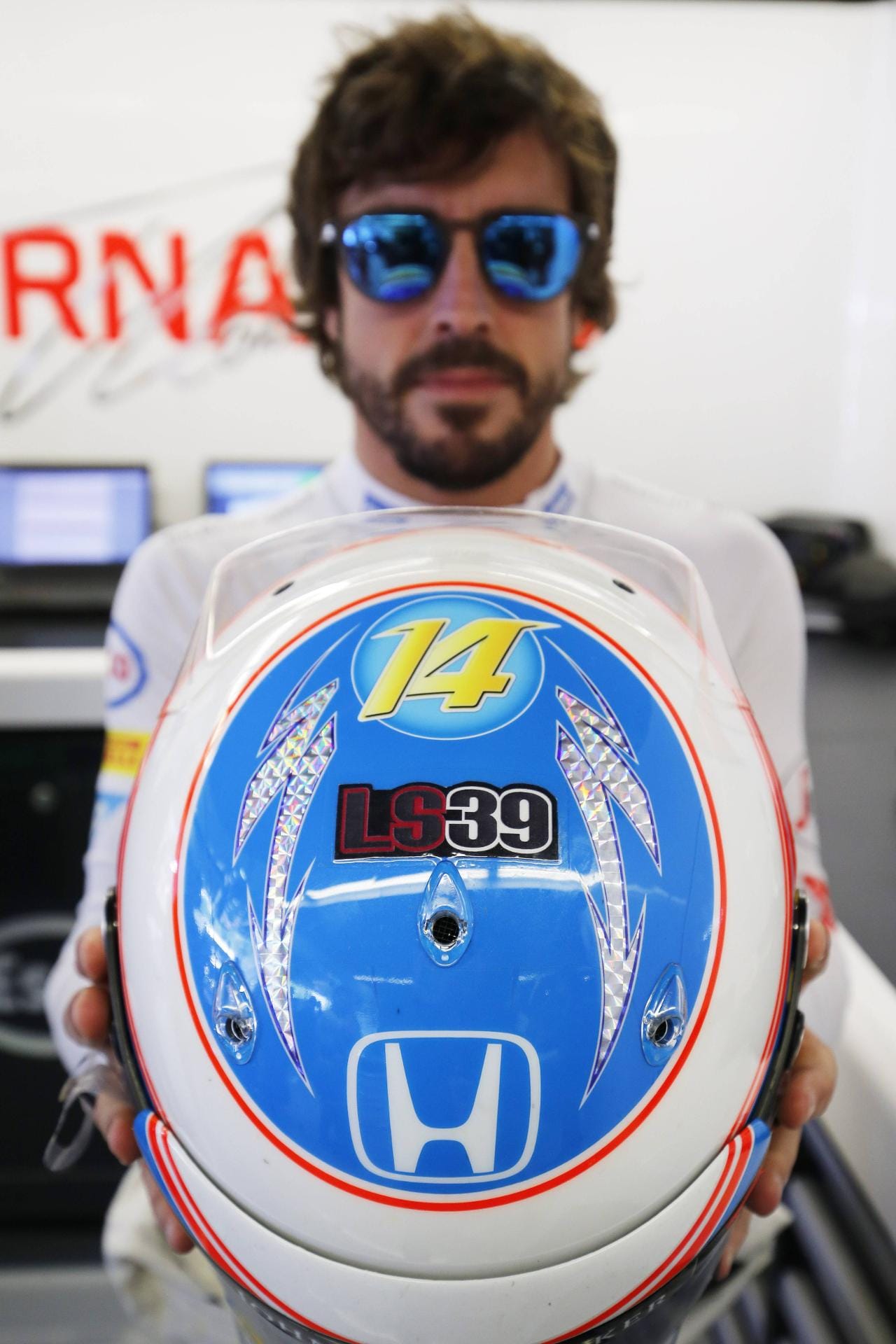 Ehrerbietung: Fernando Alonso hat die Initialen und die Startnummer des kürzlich verstorbenen Motorrad-Rennfahrers Luis Salom auf seinem Helm.