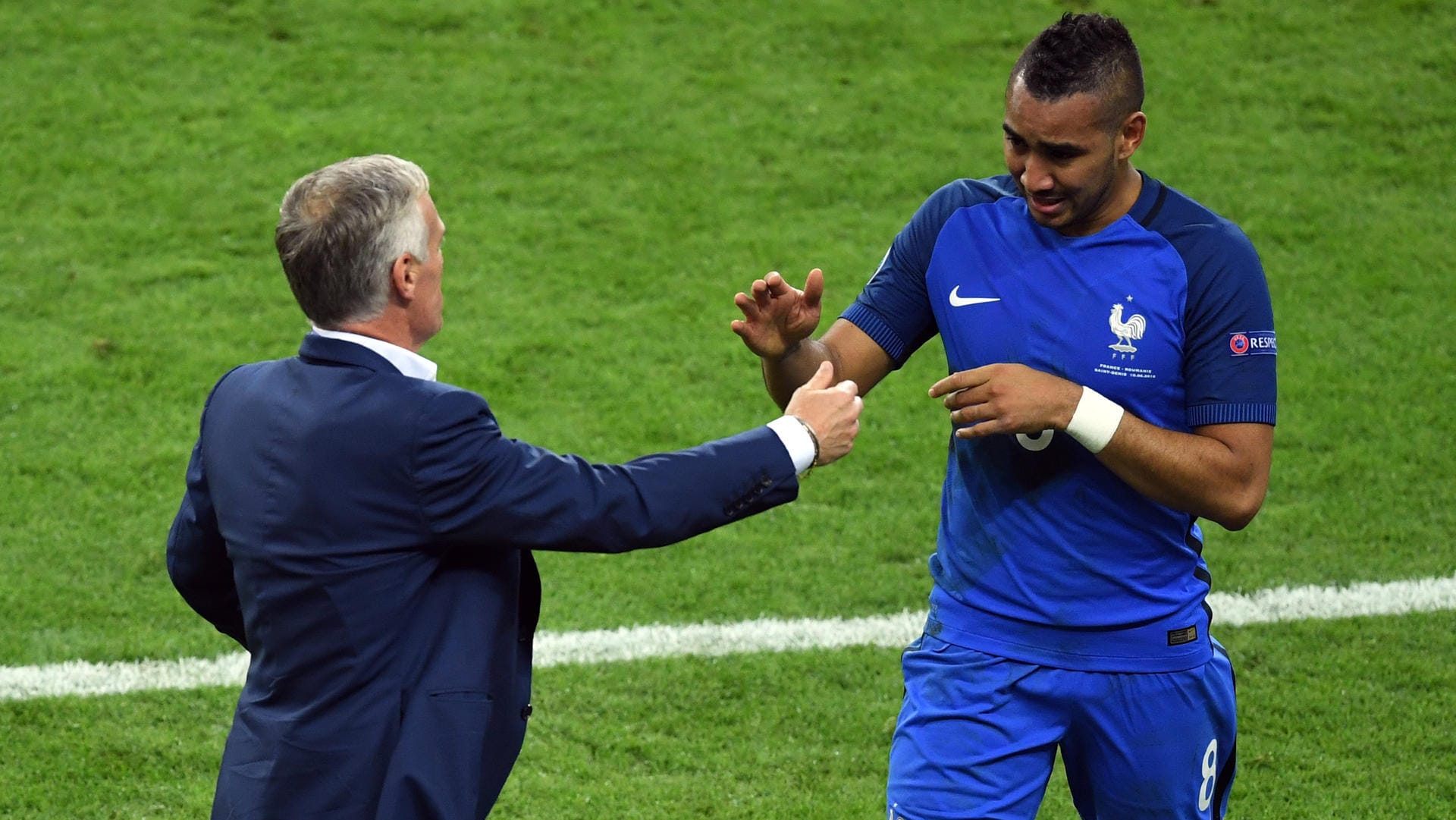 Dimitri Payet kann bei seiner Auswechslung die Tränen nicht zurückhalten. Coach Didier Deschamps beglückwünscht den Matchwinner. Dimitri Payet kann bei seiner Auswechslung die Tränen nicht zurückhalten. Coach Didier Deschamps beglückwünscht den Matchwinner.