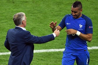 Dimitri Payet kann bei seiner Auswechslung die Tränen nicht zurückhalten. Coach Didier Deschamps beglückwünscht den Matchwinner.