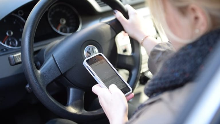 Lebensgefährlich - nicht nur für die Fahrerin: Handy am Steuer.