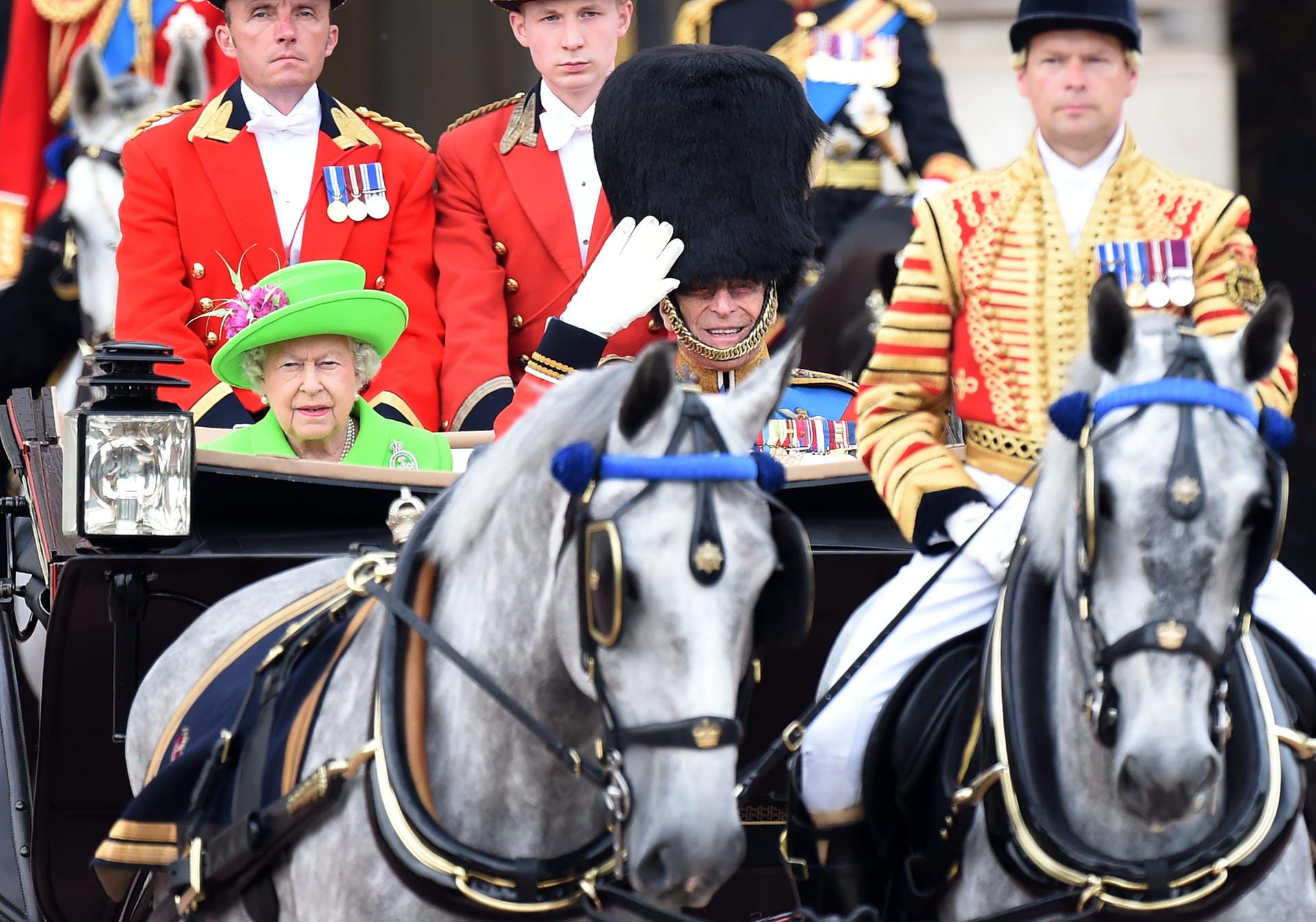 Trooping the Color Queen's 90th birthday parade in LondonAm Samstag findet die große Militärparade "Trooping the Colur" zu Ehren des 90. Geburtstags der britischen Königin im Herzen Londons statt. Hier fahren die Queen und Prinz Philip gerade offenen Kutsche vom Buckingham-Palast zum großen Exerzierplatz "Horse Guards Parade".