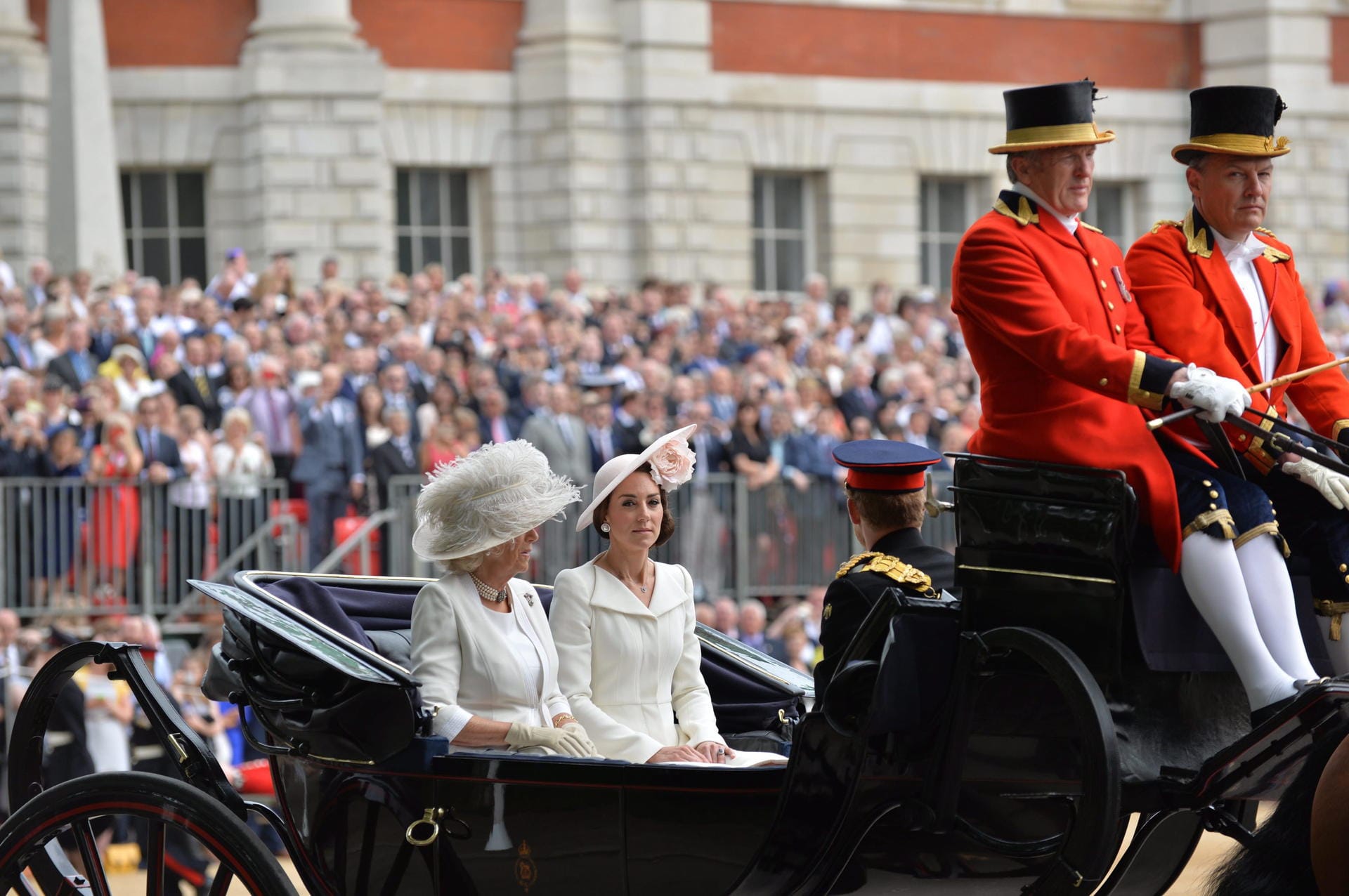 Auch Herzogin Kate und Prinz Charles' Frau Camilla machen sich - ganz in weiß gekleidet - in einer offenen Kutsche auf den Weg.