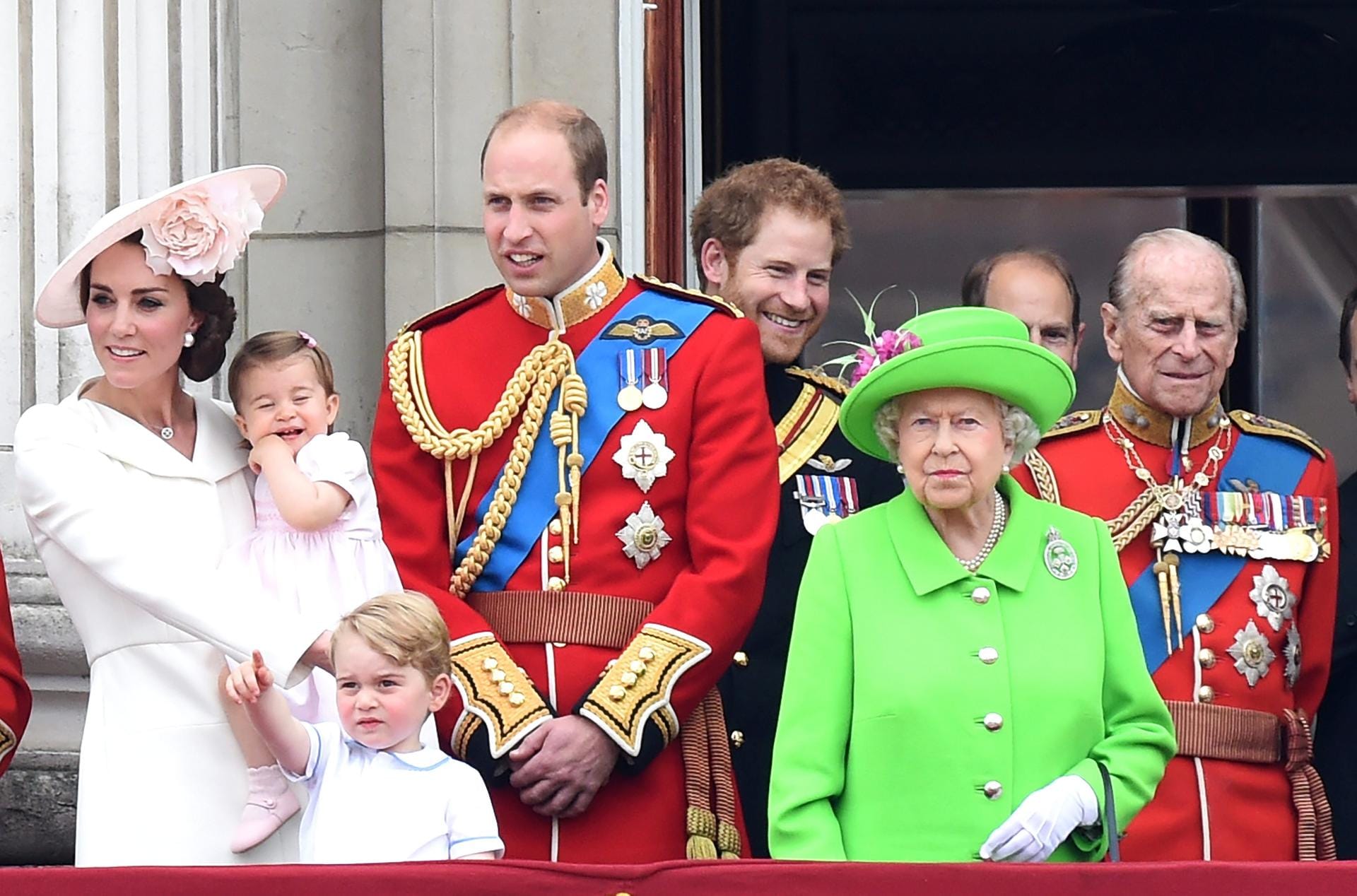 Auf diesen Moment hat ganz London gewartete: Die königliche Familie zeigt sich auf dem Balkon des Buckingham Palastes während der Parade "Trooping the Colour" zu Ehren des 90. Geburtstages der Queen. Auch Charlotte und George sind dabei.