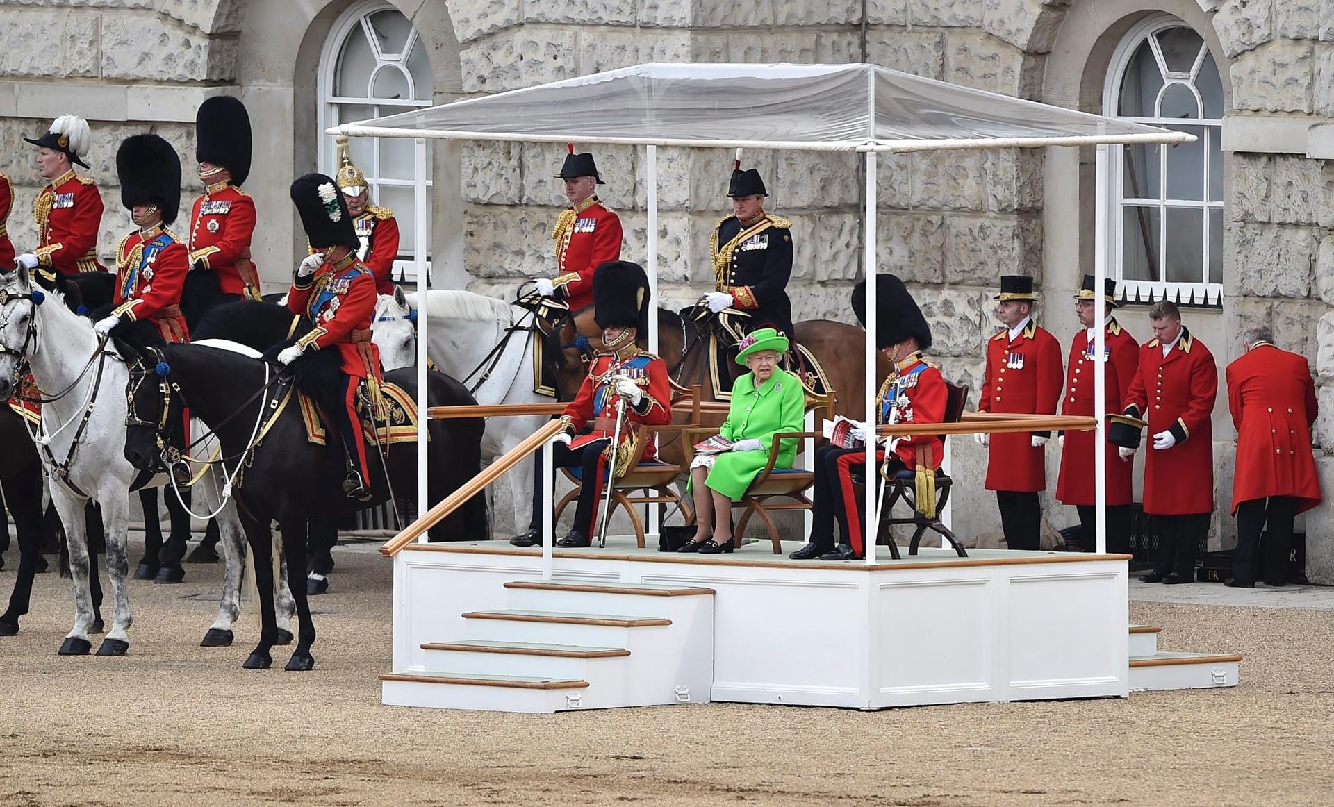 Hier nehmen Queen Elizabeth II, und Prinz Philip die Parade "Trooping the Colour" ab.