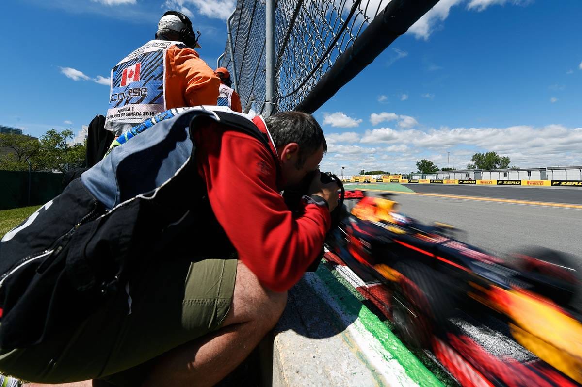 Schnappschuss aus nähster Nähe: Dieser Fotograf lichtet Red-Bull-Pilot Daniel Ricciardo in seinem Boliden ab.