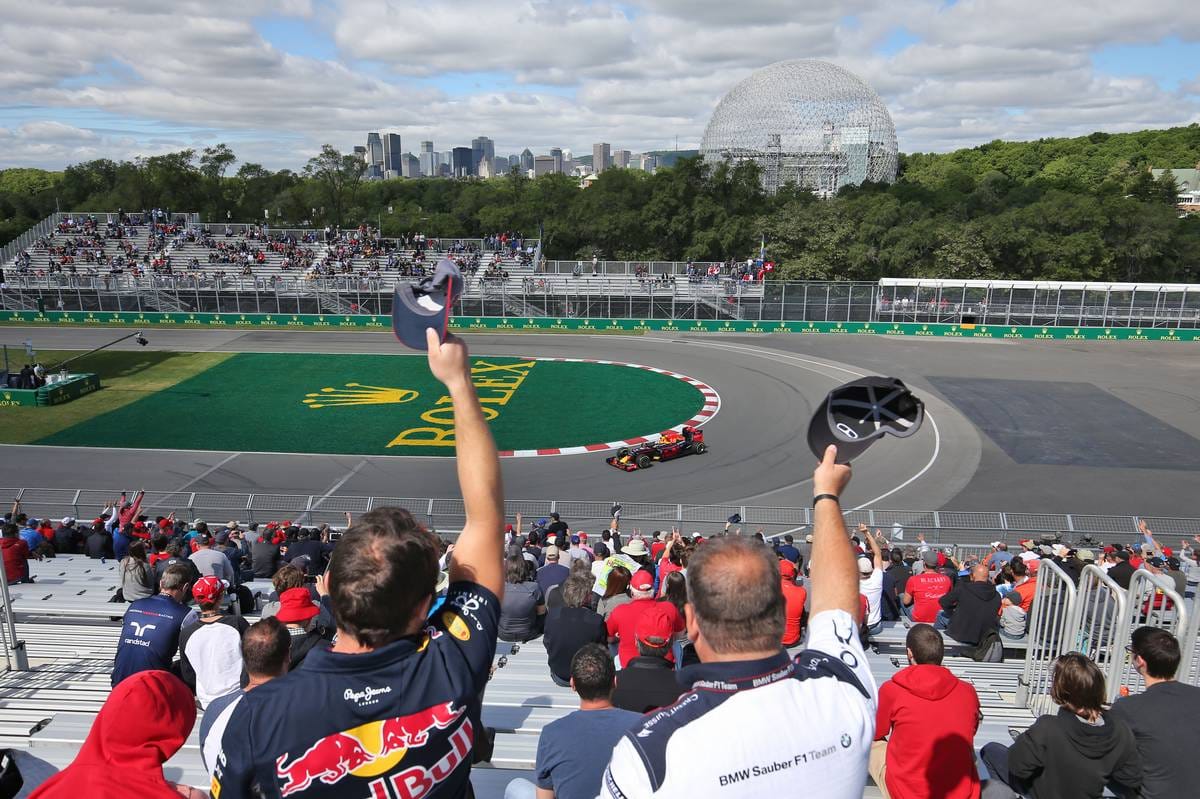 Gut gelaunt feuern die Fans auf den Tribünen des Circuit Gilles Villeneuve die Fahrer an.
