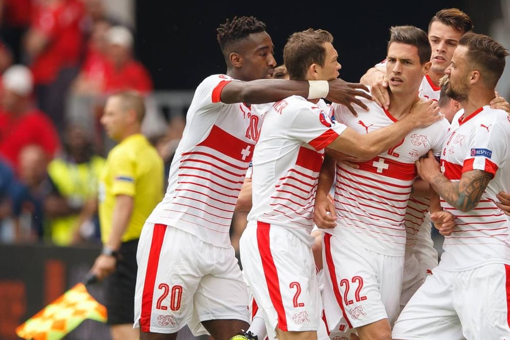 Der Schweizer Fabian Schär (2. v. re.) bejubelt mit seinen Teamkollgen den Führungstreffer gegen Albanien.