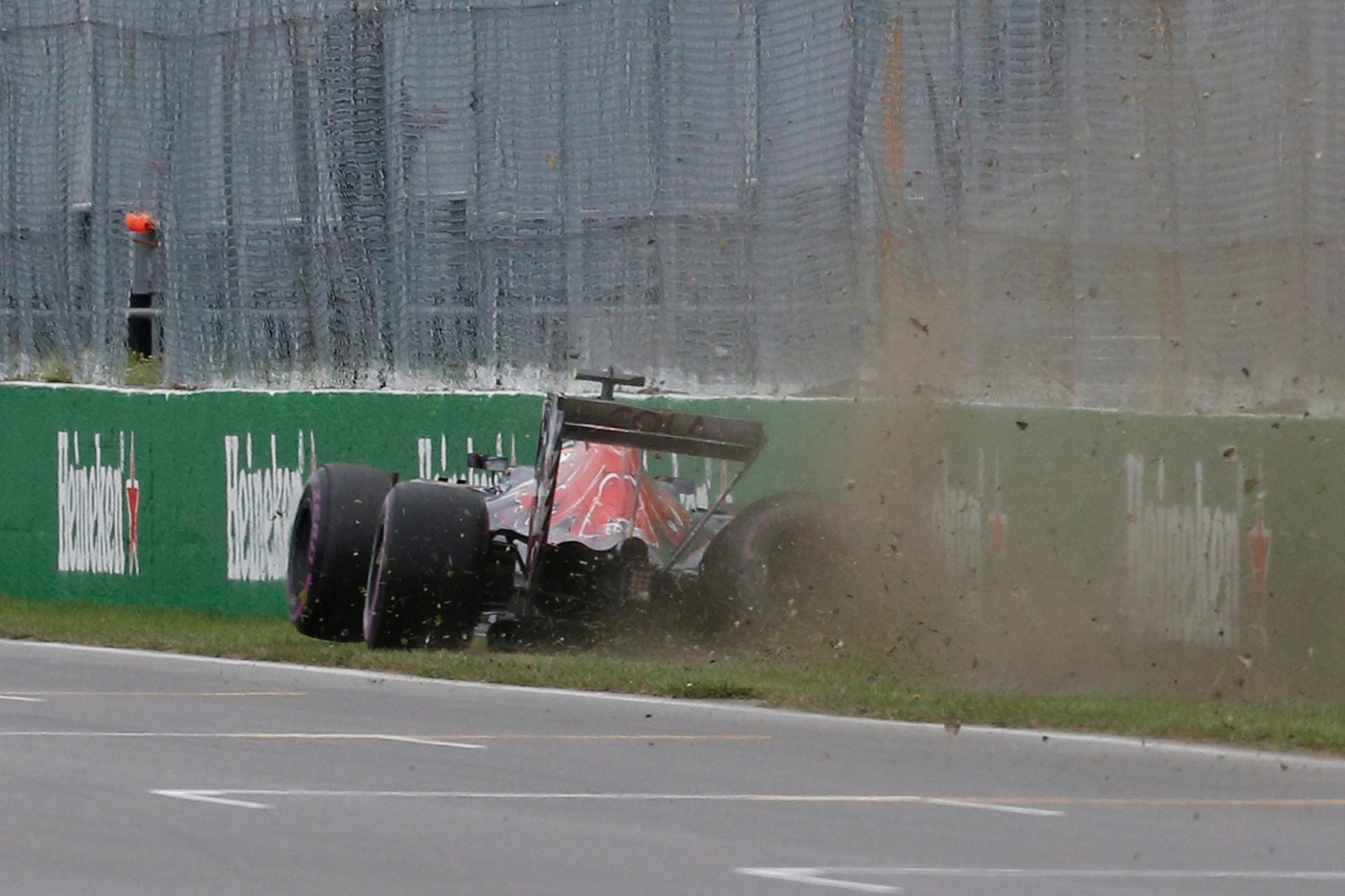 Toro-Rosso-Pilot Carlos Sainz setzte seinen Boliden im Qualifying an die Mauer und sorgte so für eine Unterbrechung.